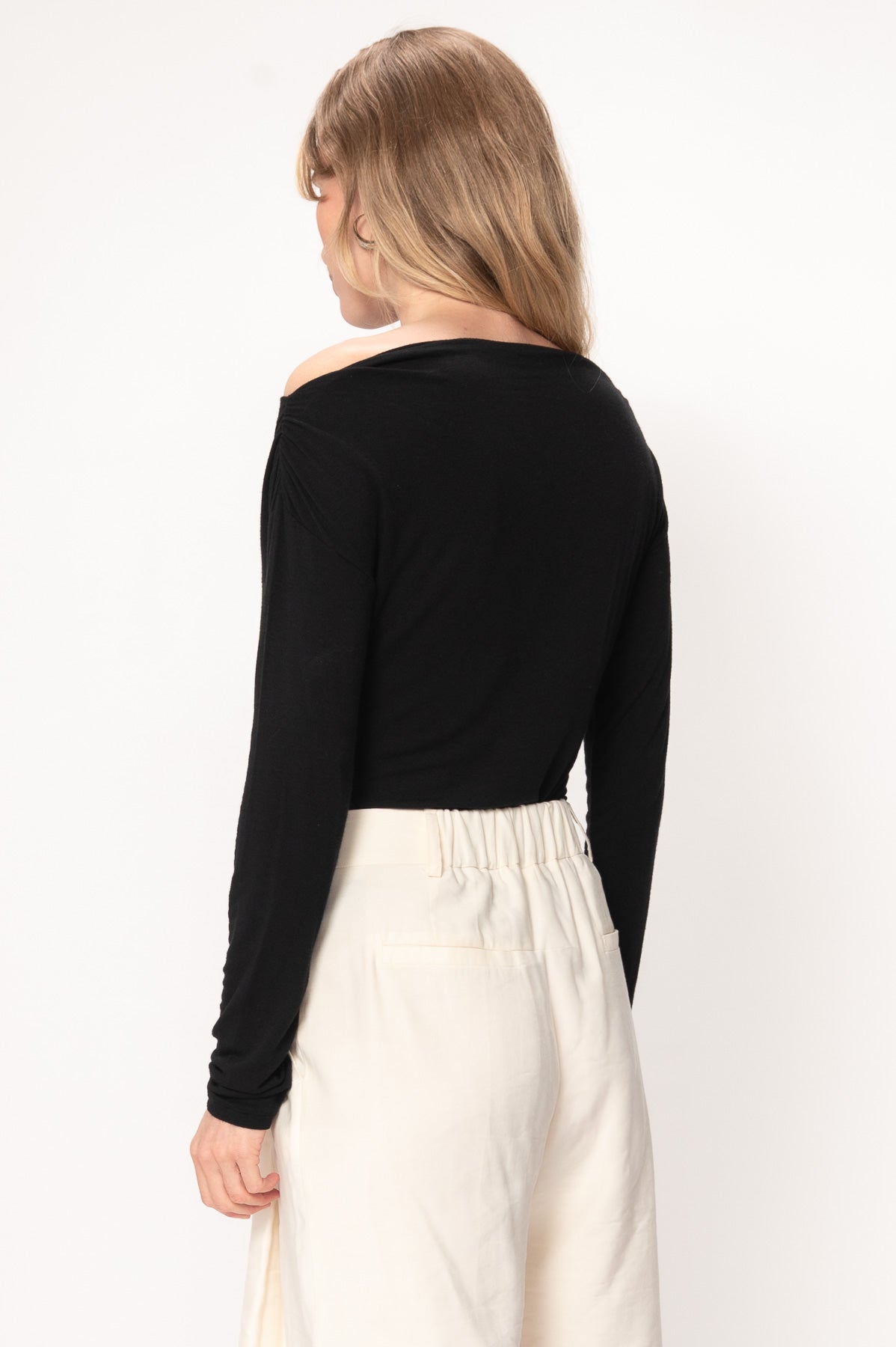 VIVEH Eris top in Black – styled view
