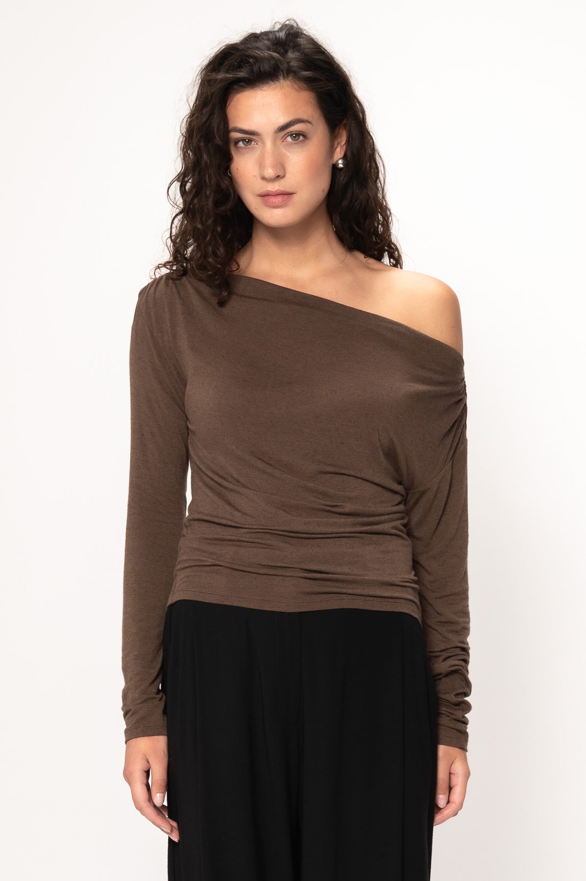 VIVEH Eris top in Black – back view