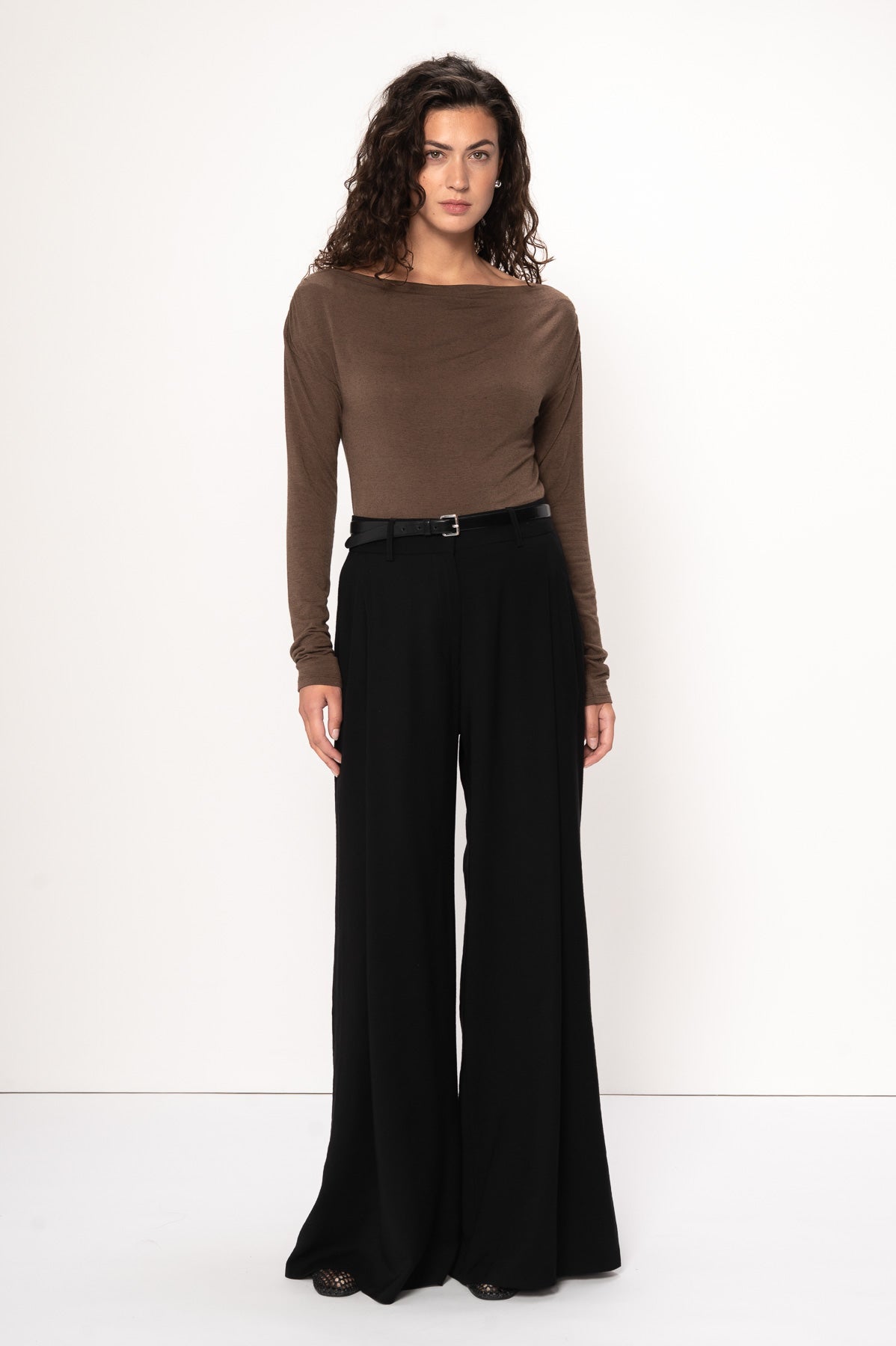 VIVEH Eris top in Black – side view