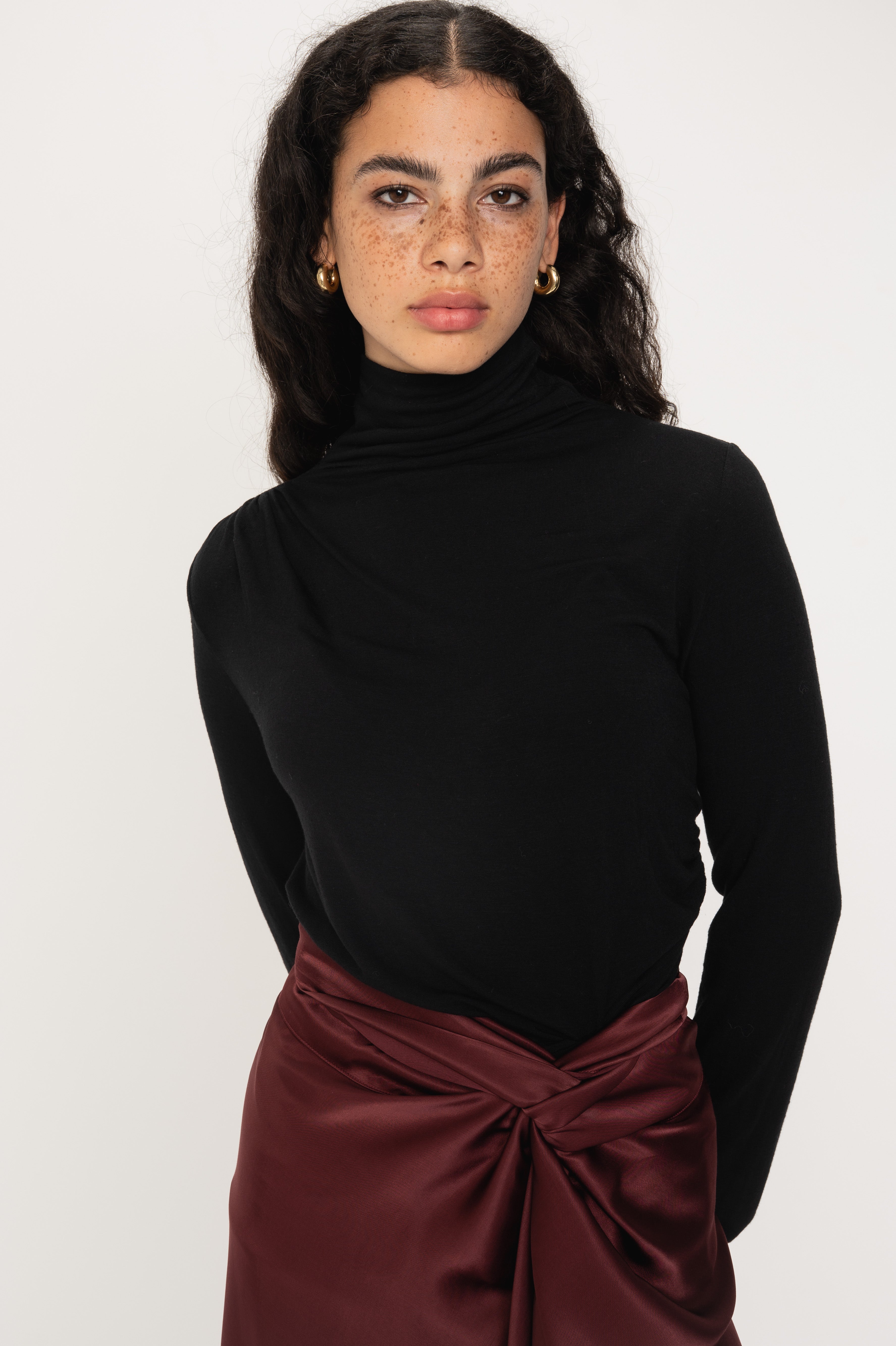 VIVEH Alcor top in Walnut – styled view