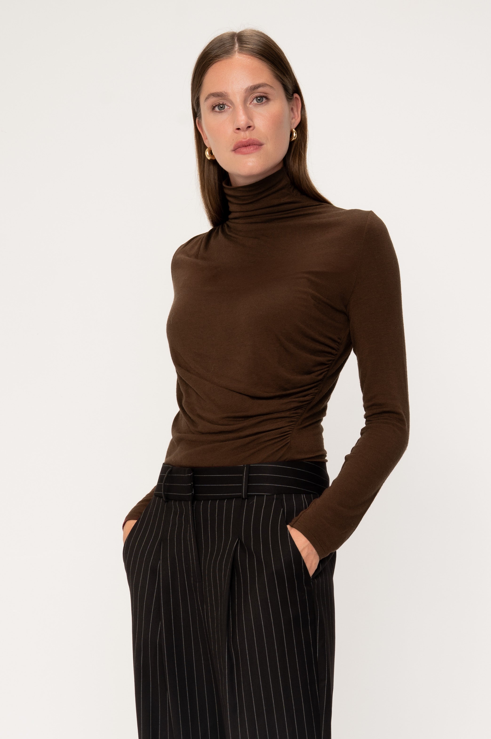 VIVEH Alcor top in Walnut – detail view