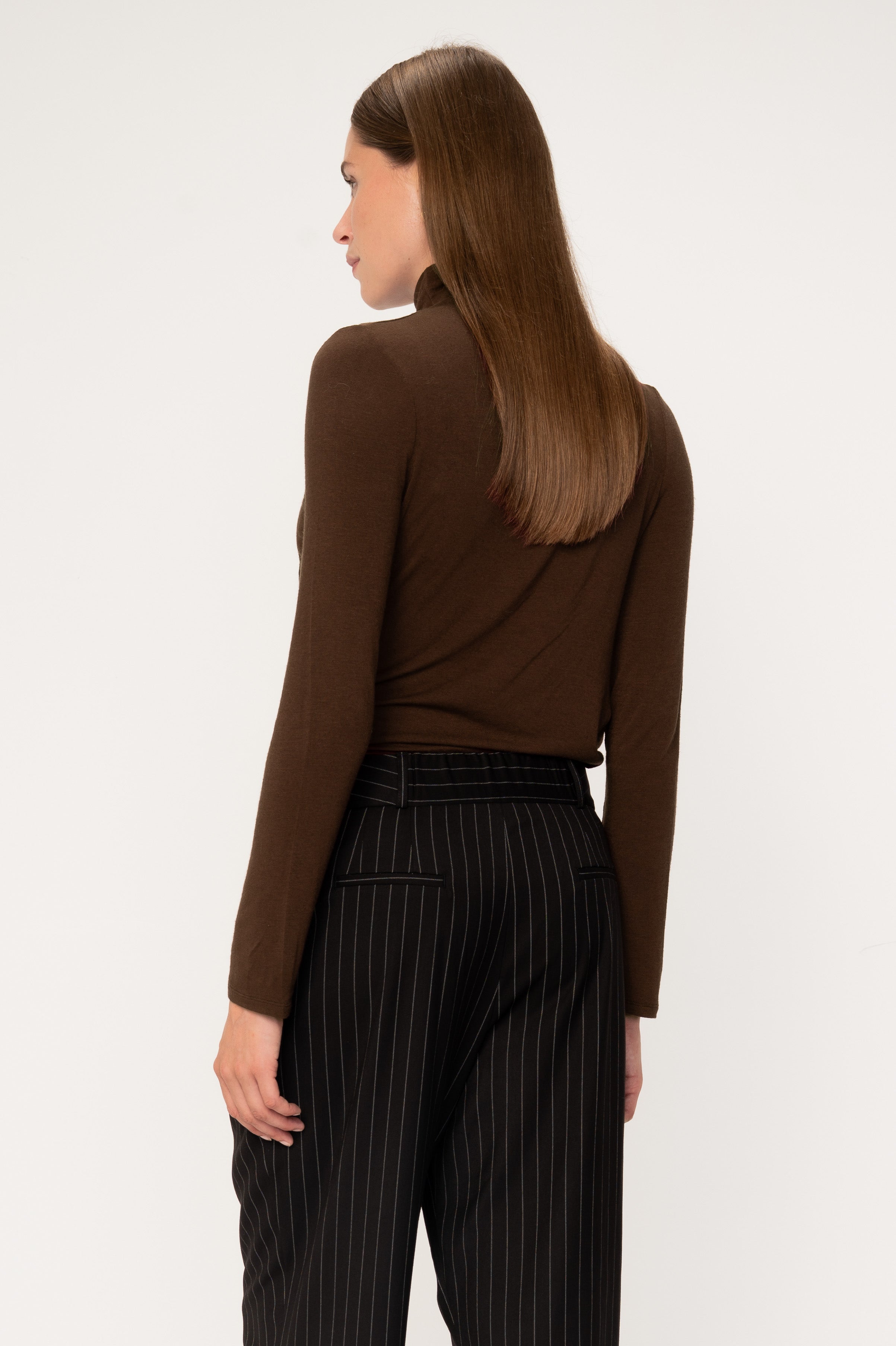 VIVEH Alcor top in Walnut – styled view