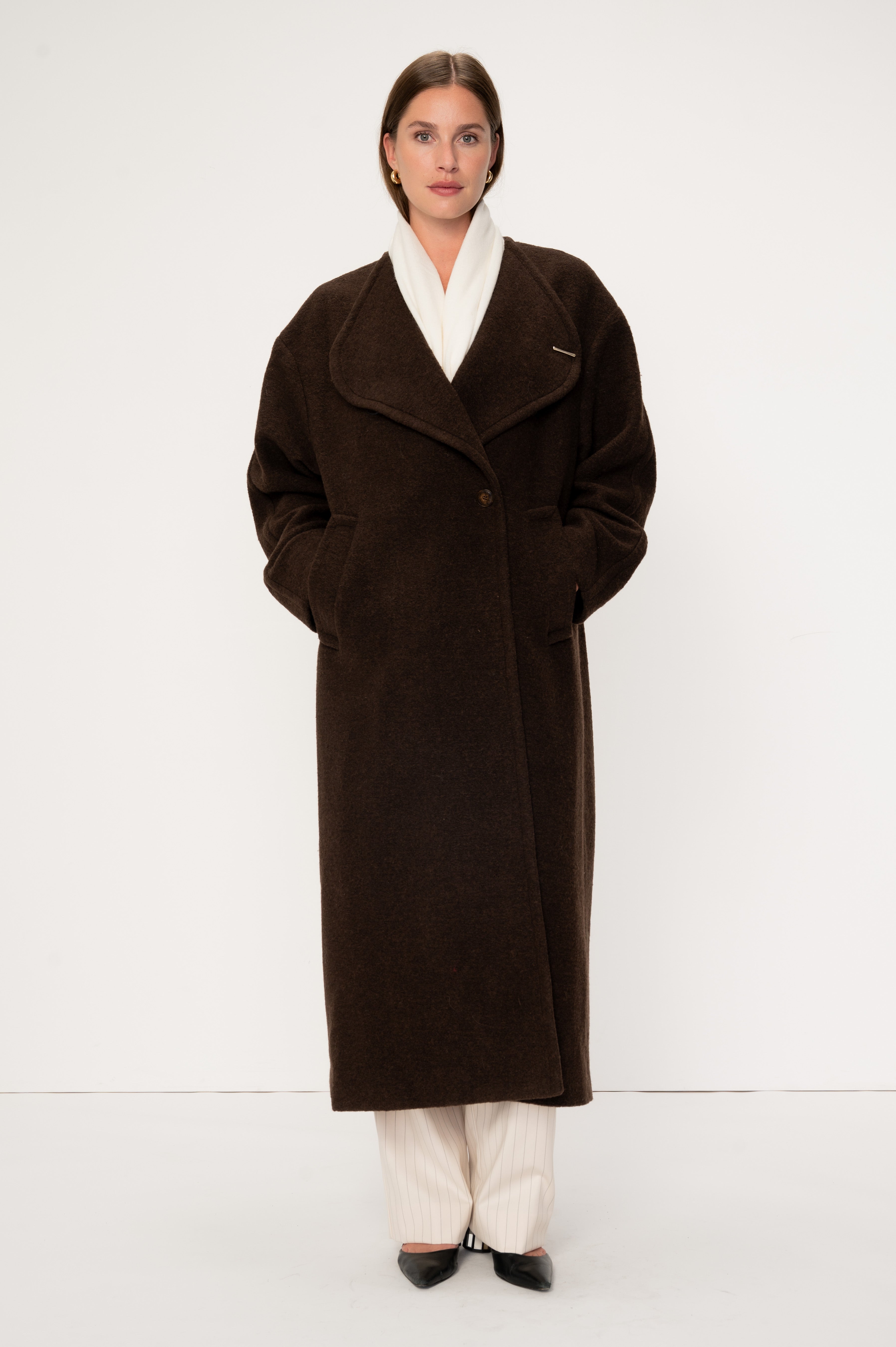 VIVEH Castor jacket in Deep Taupe – '- oversized wool-blend coat with textured surface for warmth and durability – front view