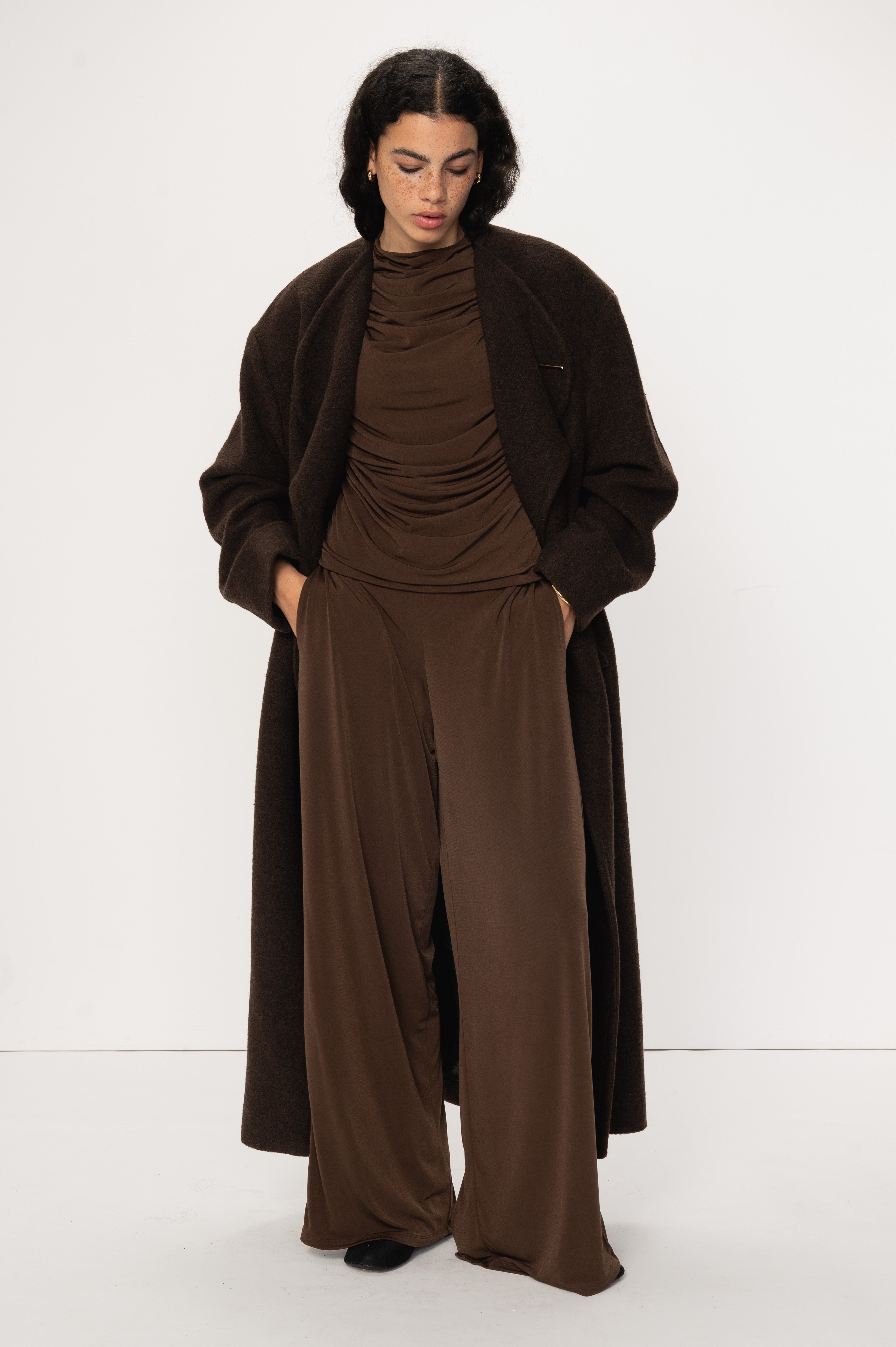 VIVEH Castor jacket in Deep Taupe – detail view