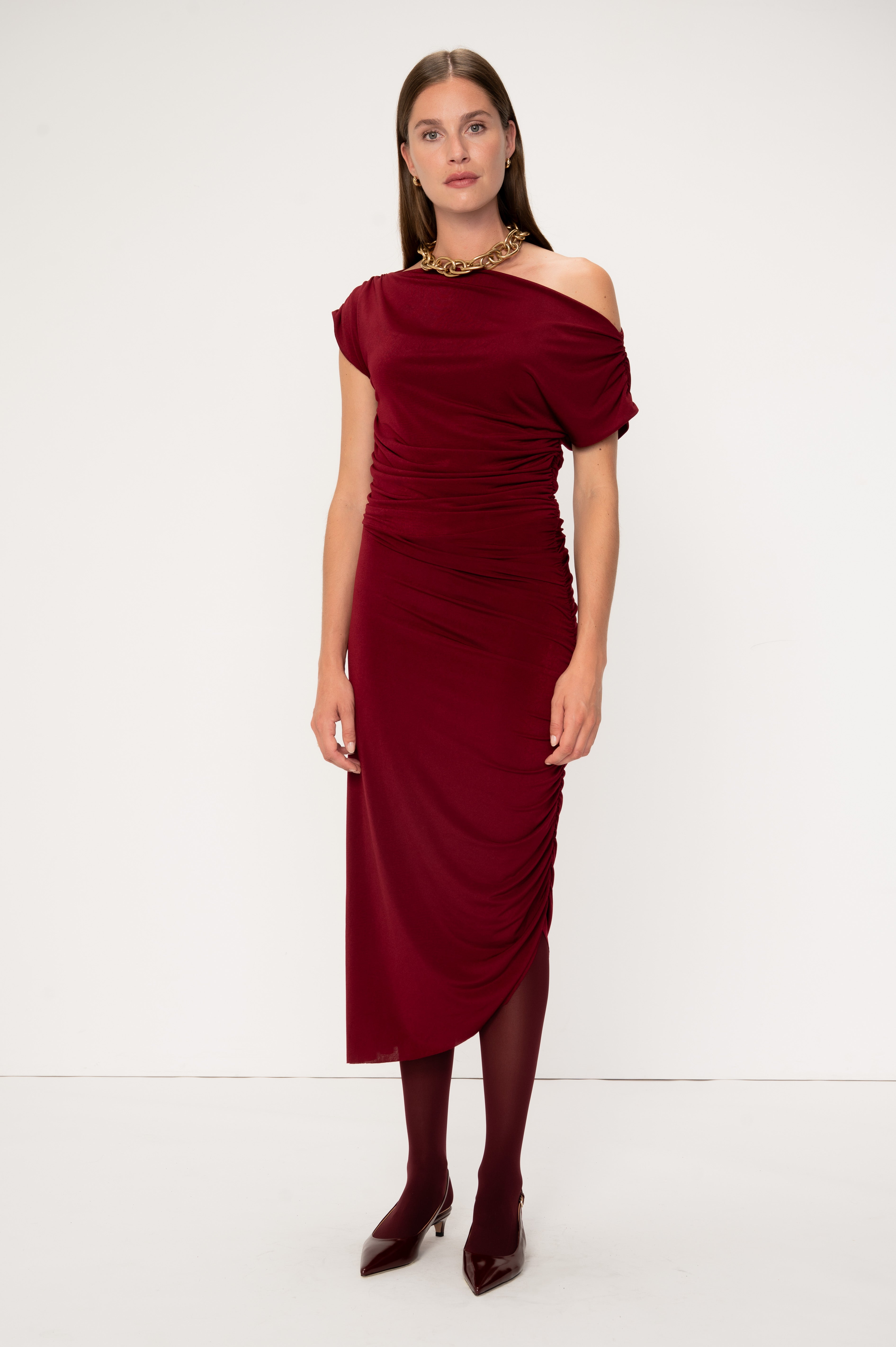 VIVEH Sana dress in Mulberry red – '- fitted midi dress with waist & hip emphasi – front view