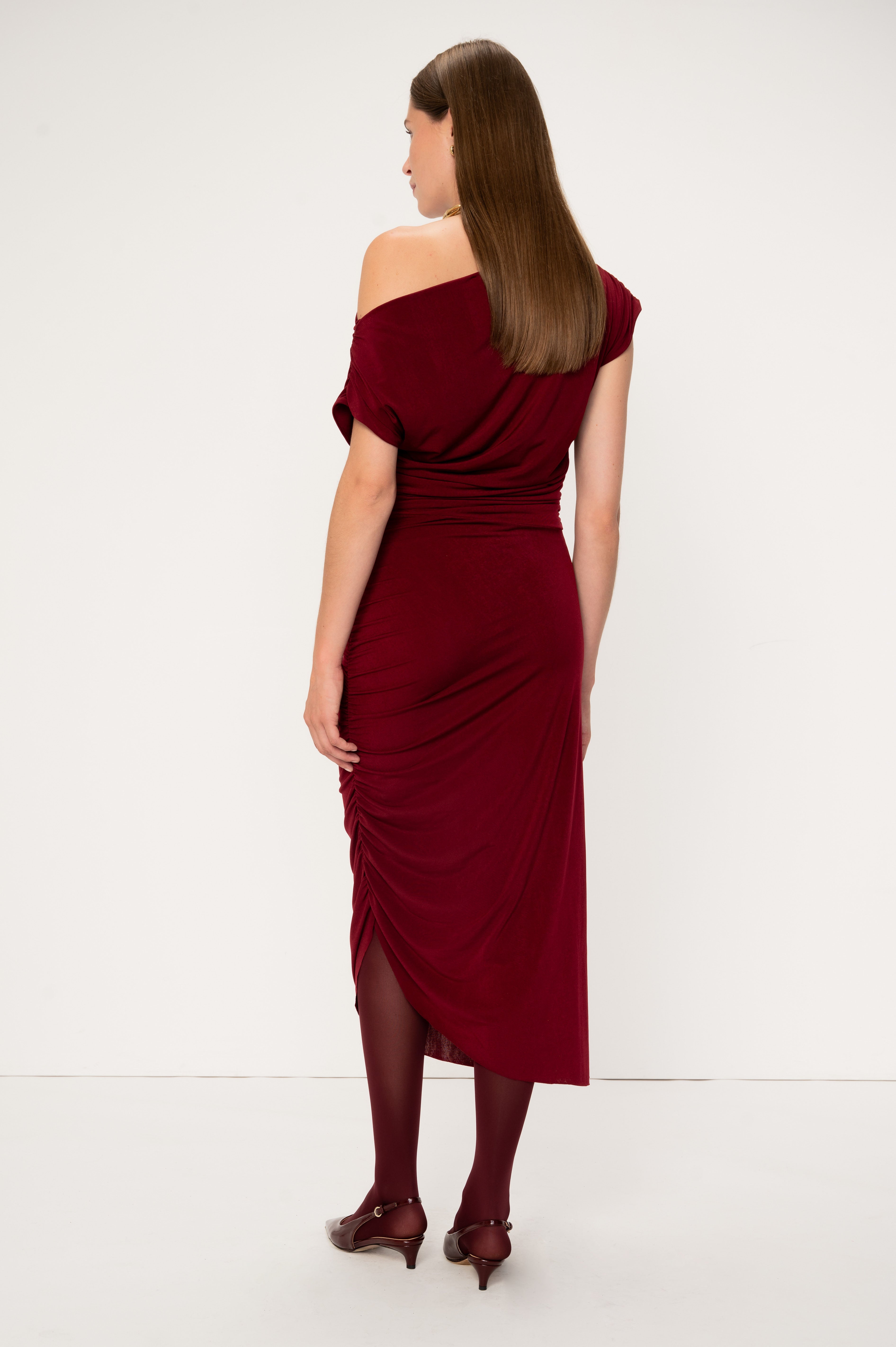 VIVEH Sana dress in Mulberry red – back view