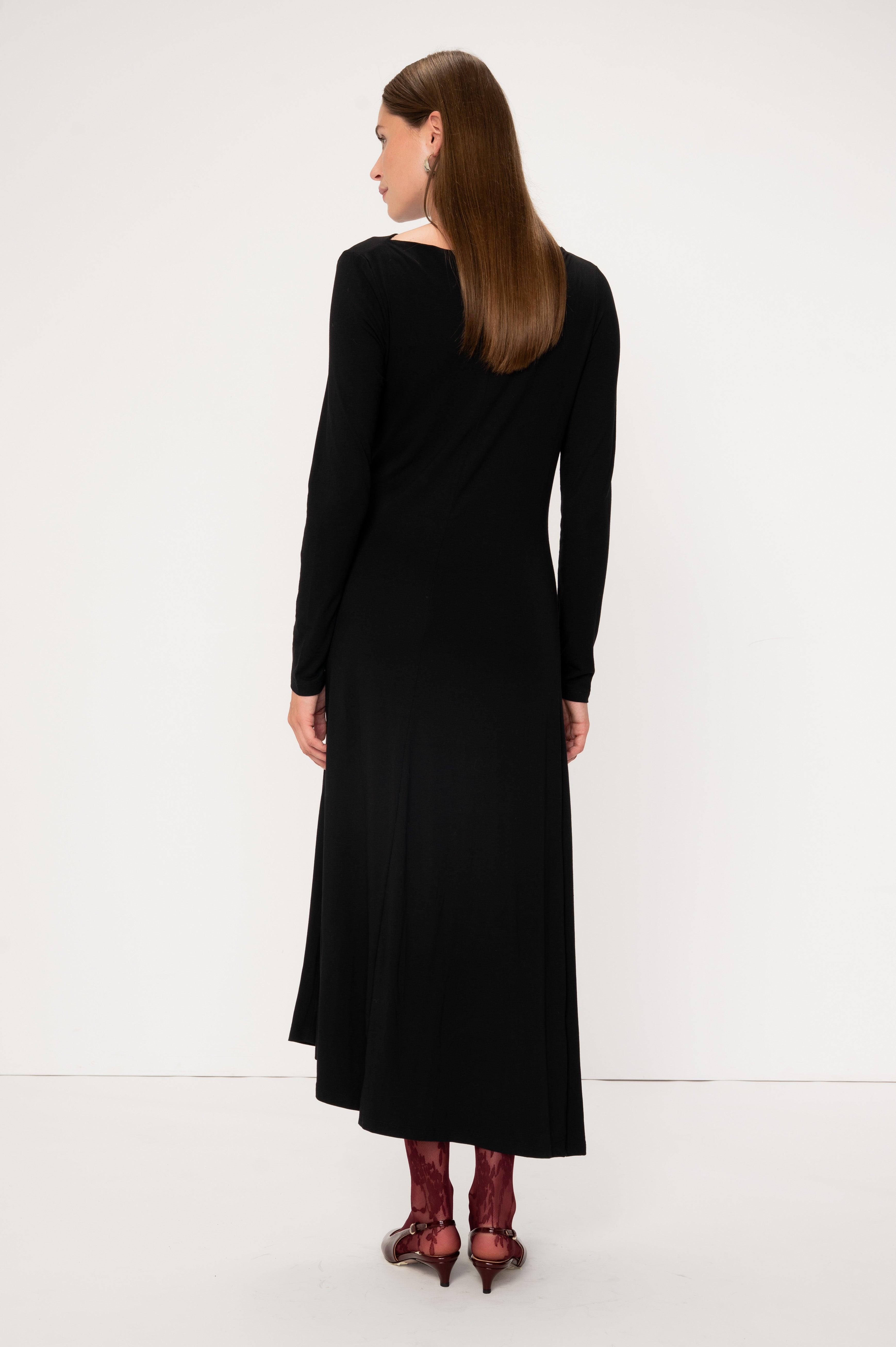 VIVEH Nashira dress in Black – side view