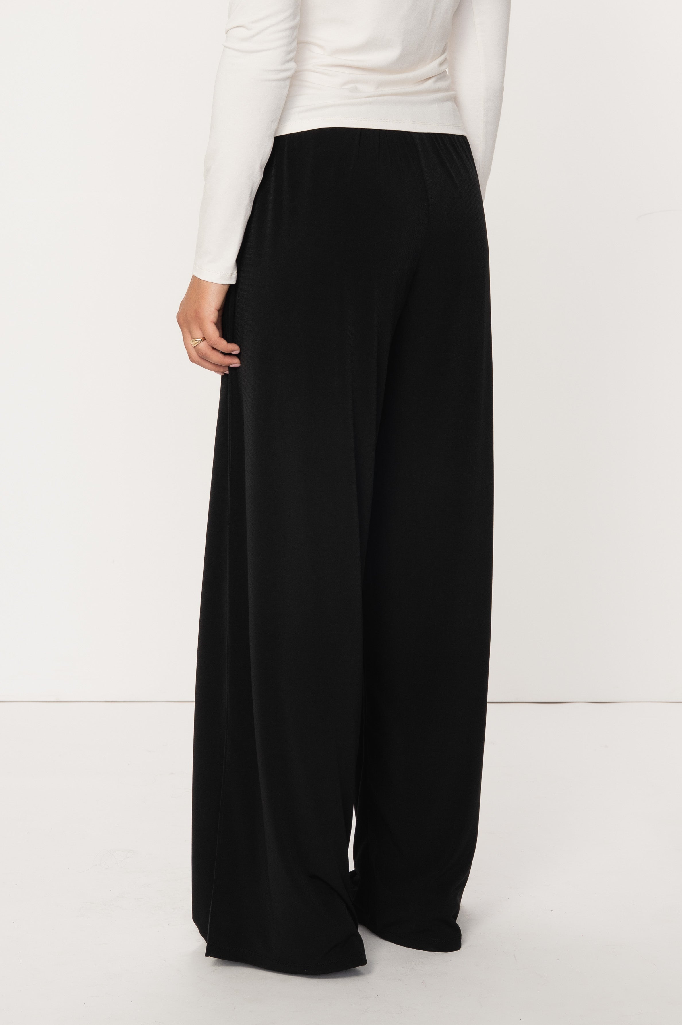 VIVEH Zyra trousers in Black – styled view