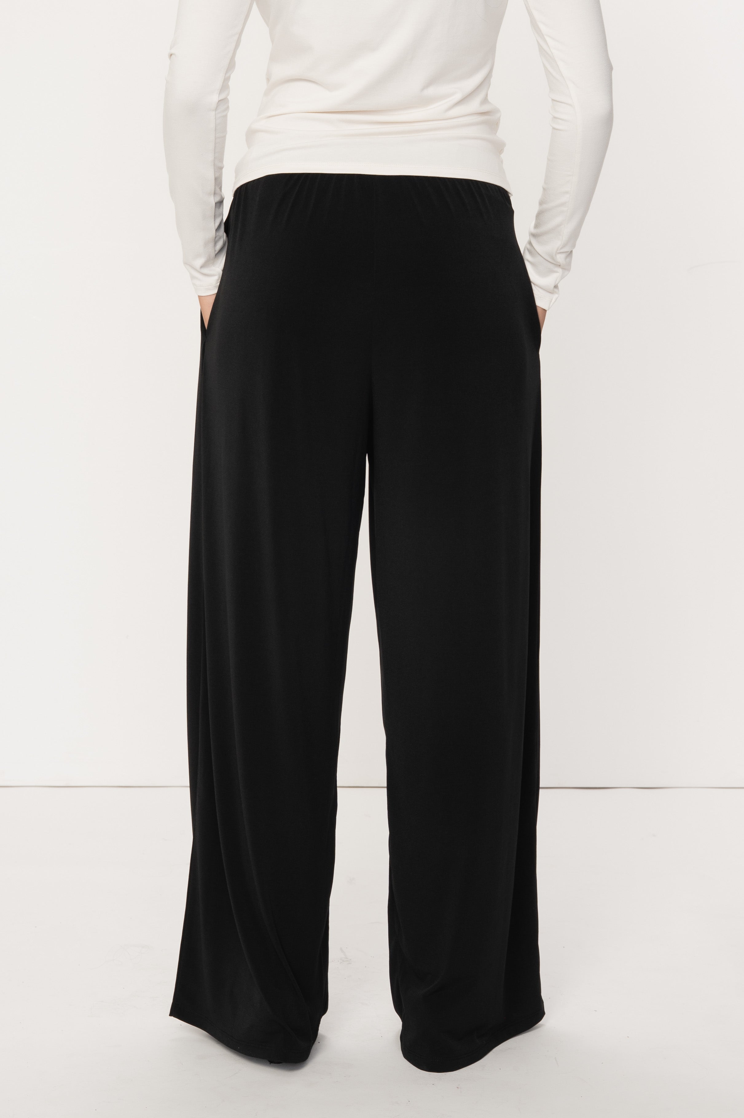 VIVEH Zyra trousers in Black – styled view