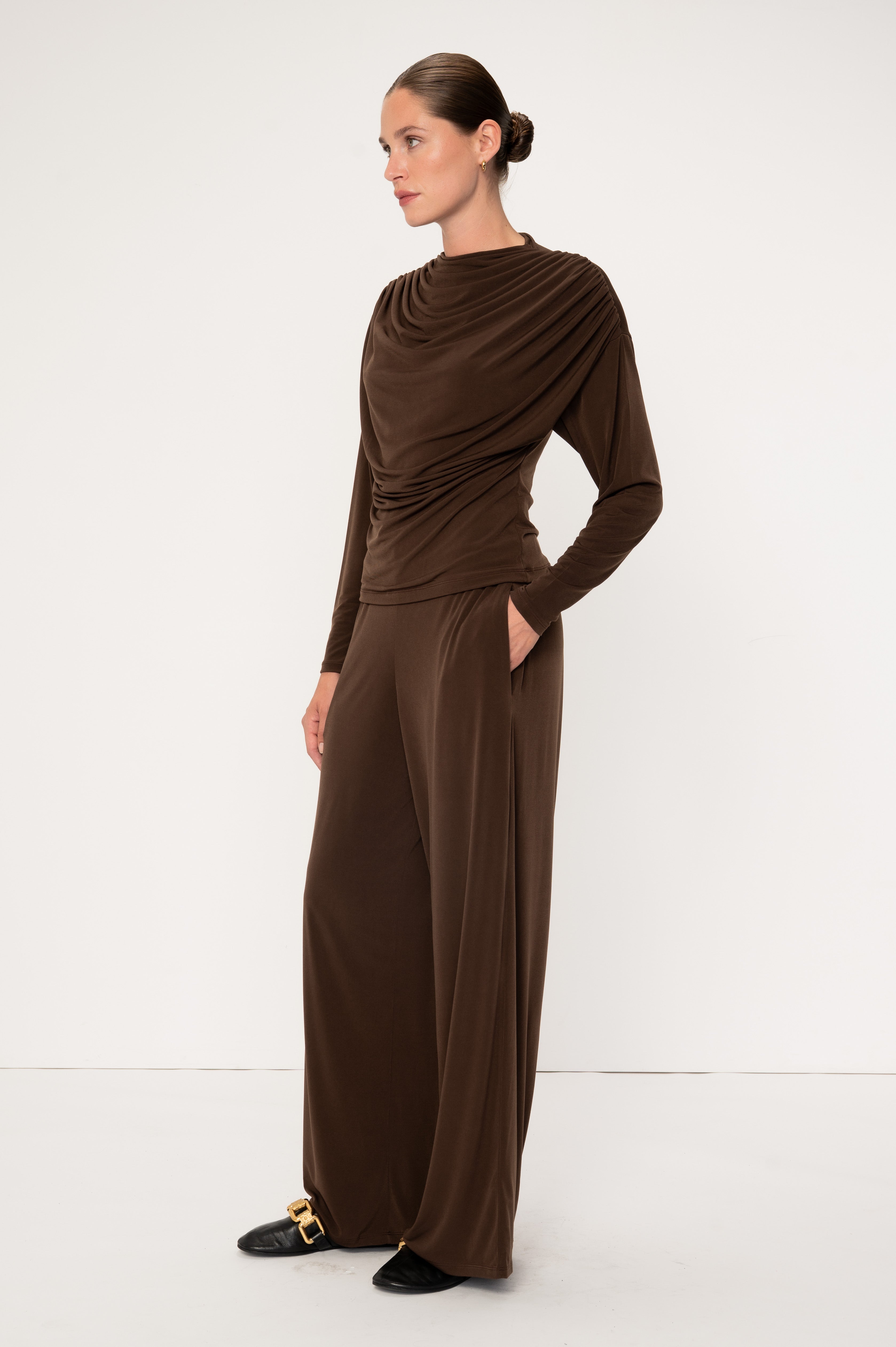 VIVEH Zyra trousers in Mocha – high waisted cut – front view