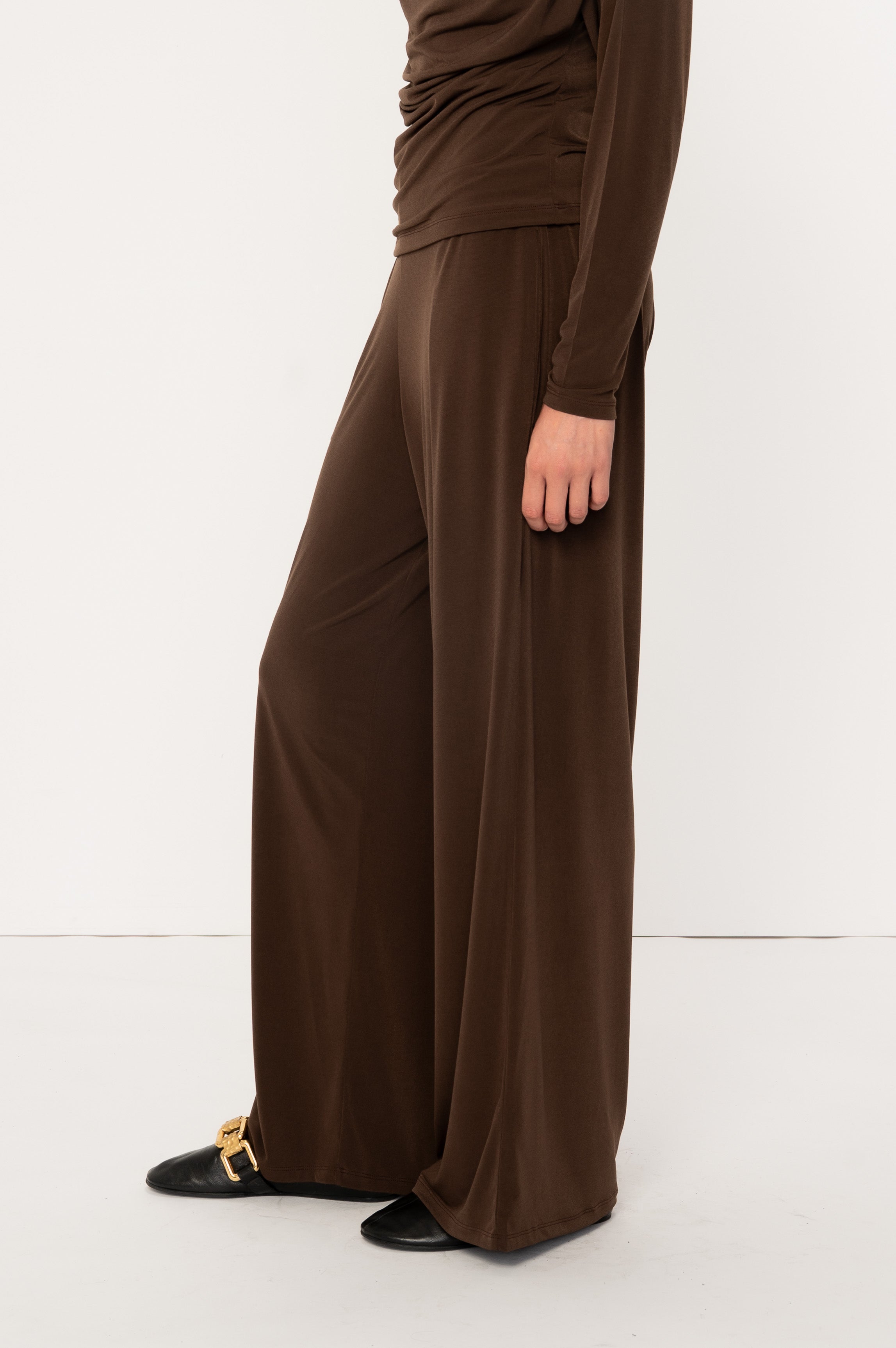VIVEH Zyra trousers in Mocha – side view
