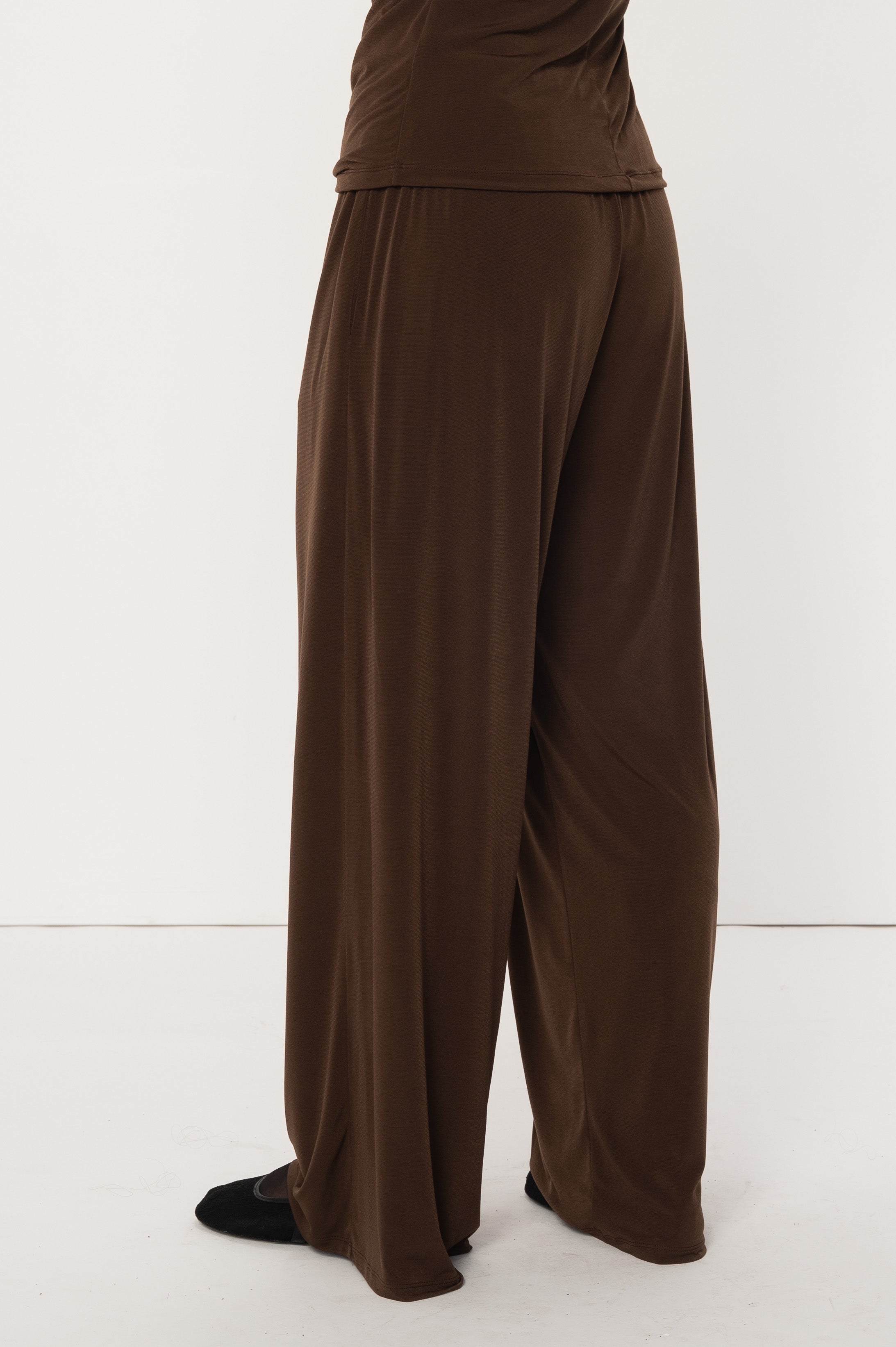 VIVEH Zyra trousers in Mocha – back view