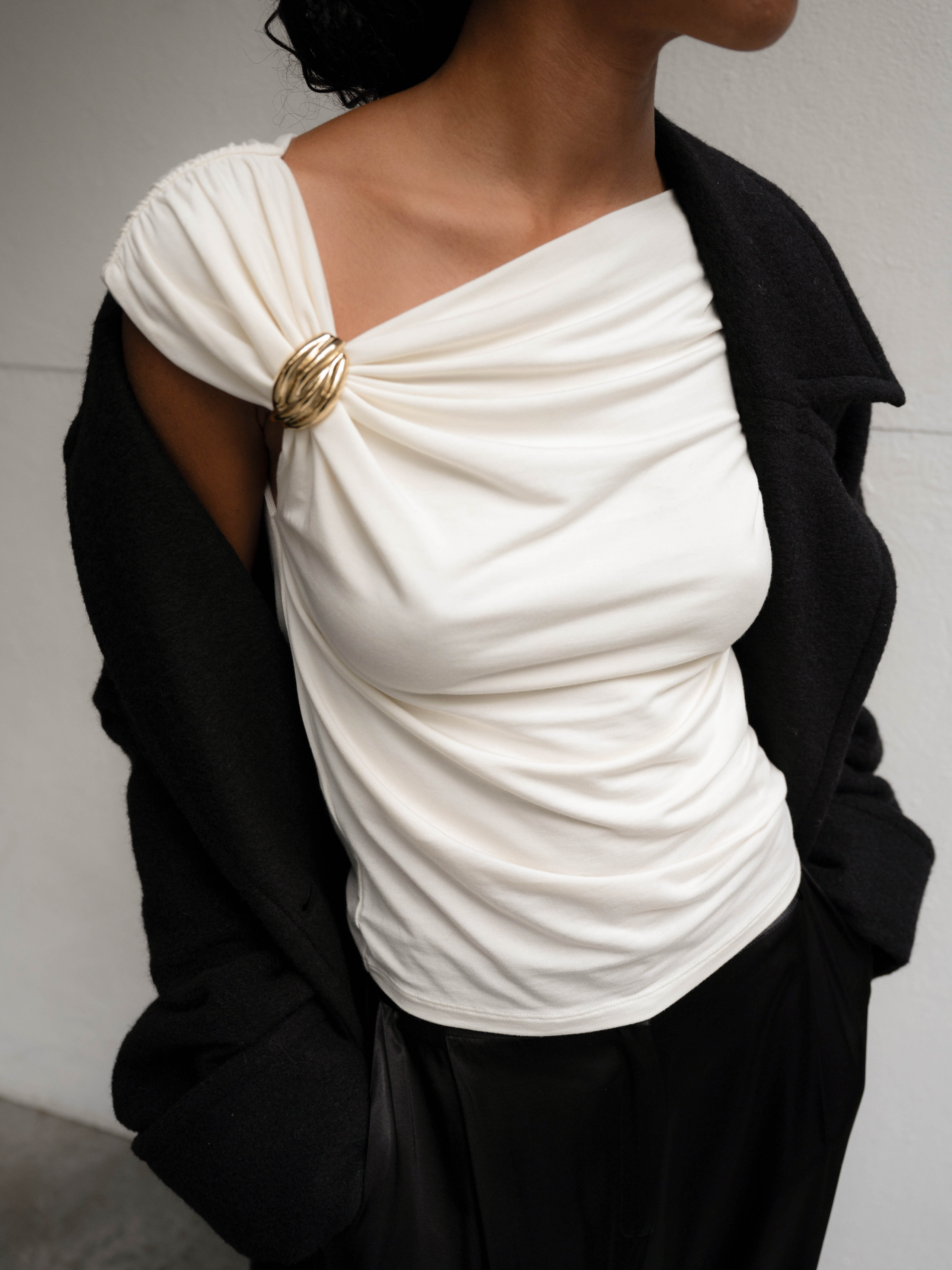 VIVEH Garment clip accessory in Gold – side view