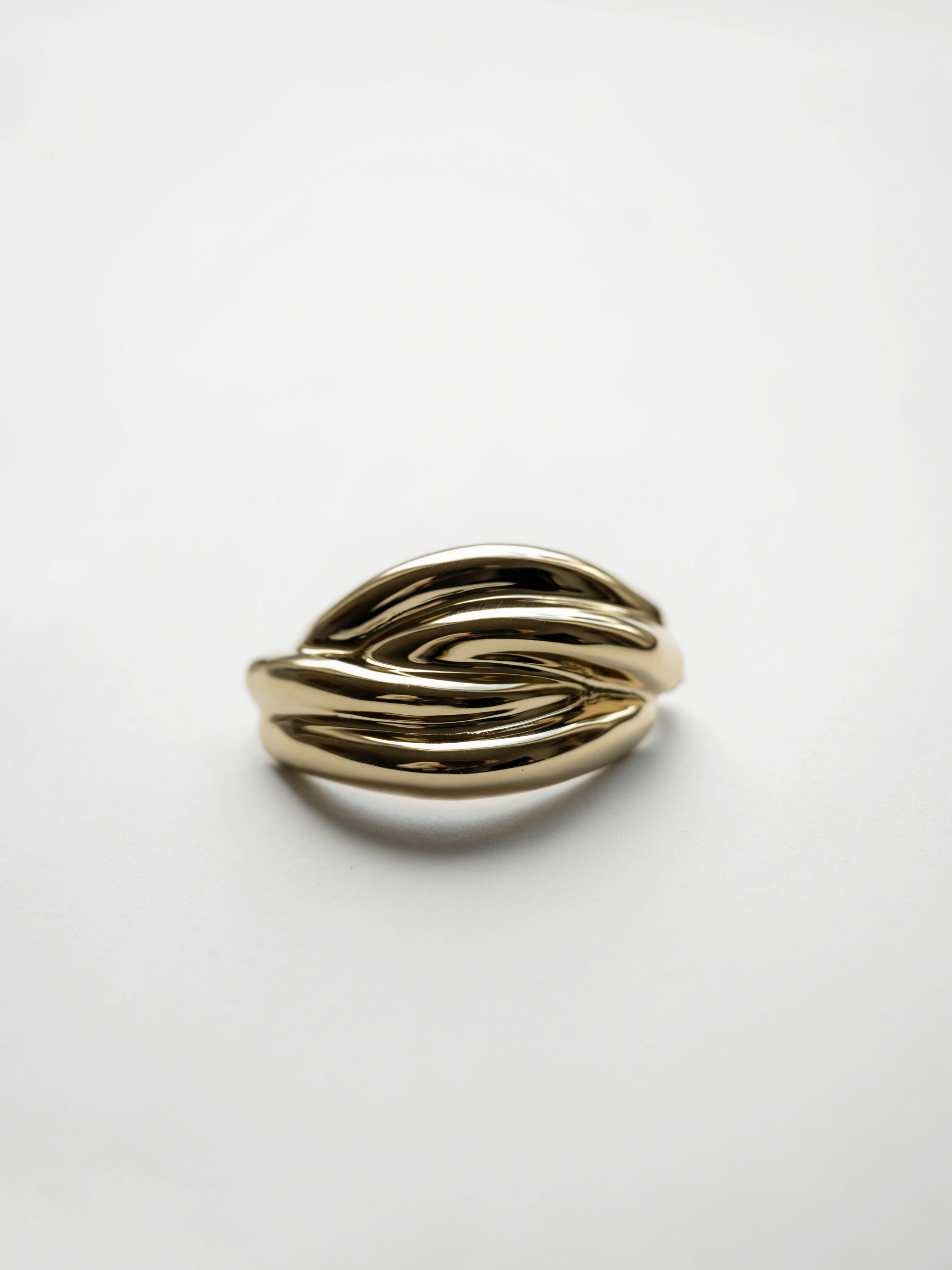 VIVEH Garment clip accessory in Gold – '- 14k gold-plated accessory made from stainless steel – front view