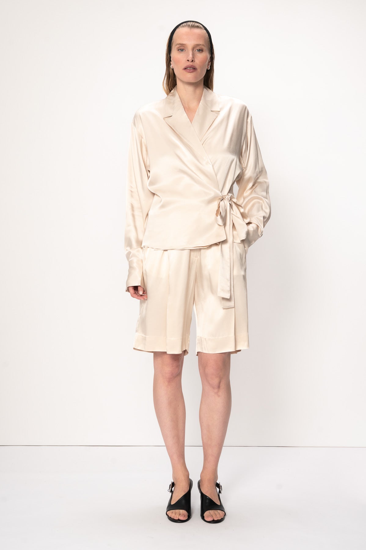 VIVEH Ivy blazer in Champagne – styled view