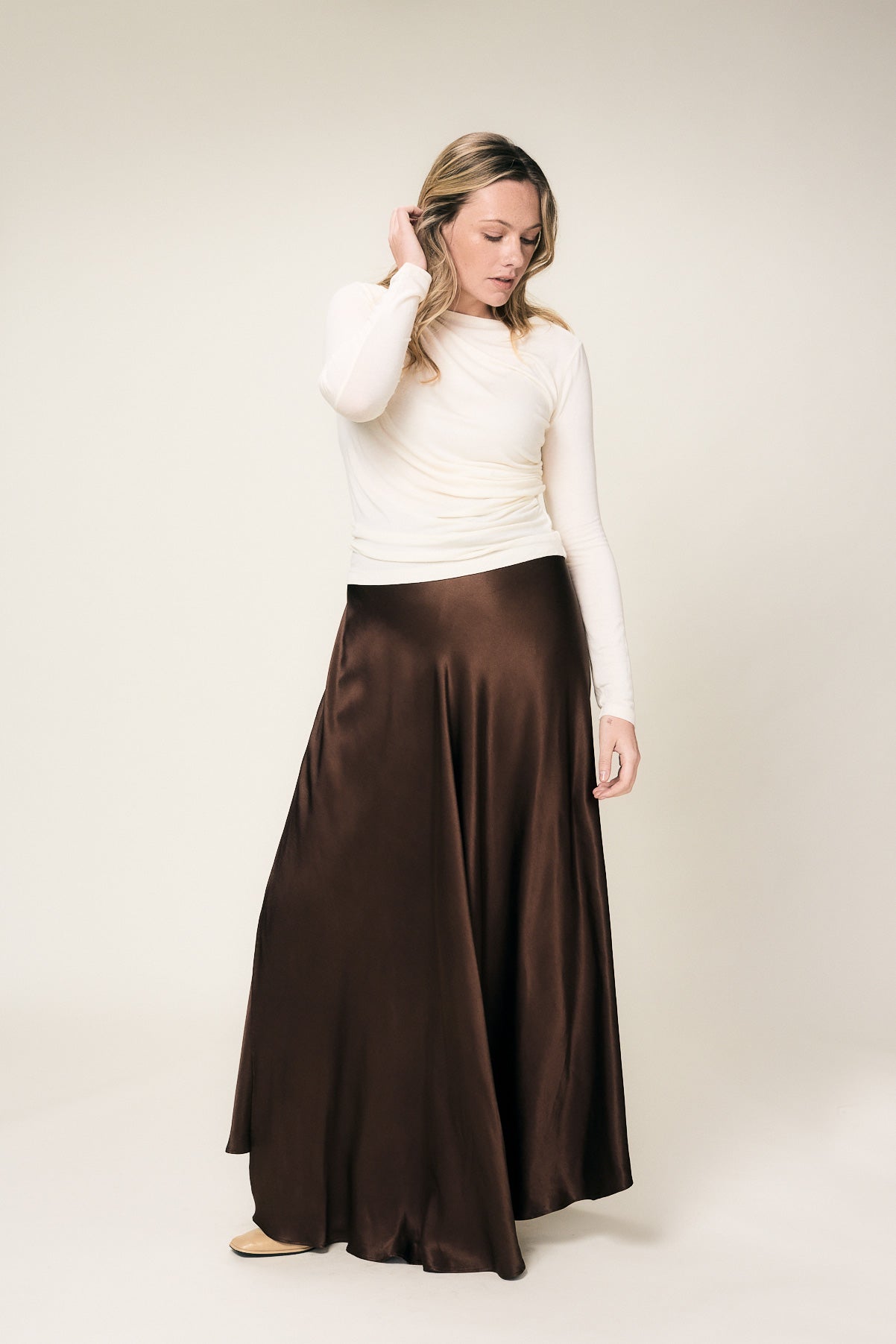 VIVEH Hazel skirt in Walnut – side view