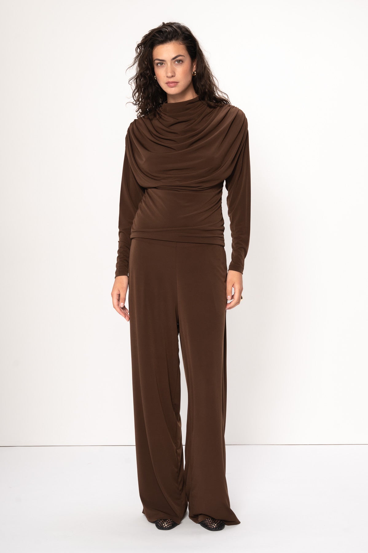 VIVEH Zyra trousers in Black – styled view