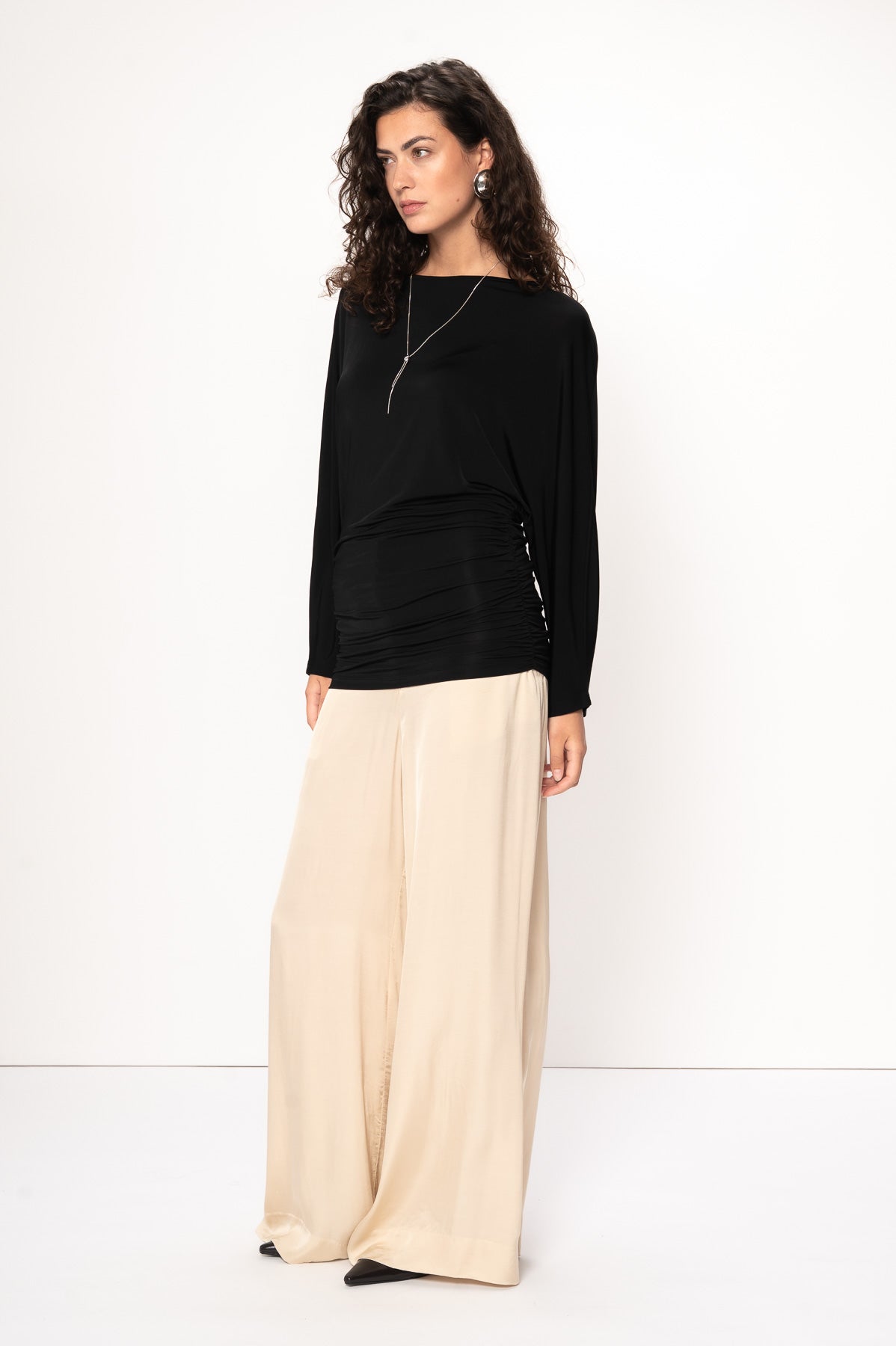 VIVEH Abelia top in Black – detail view
