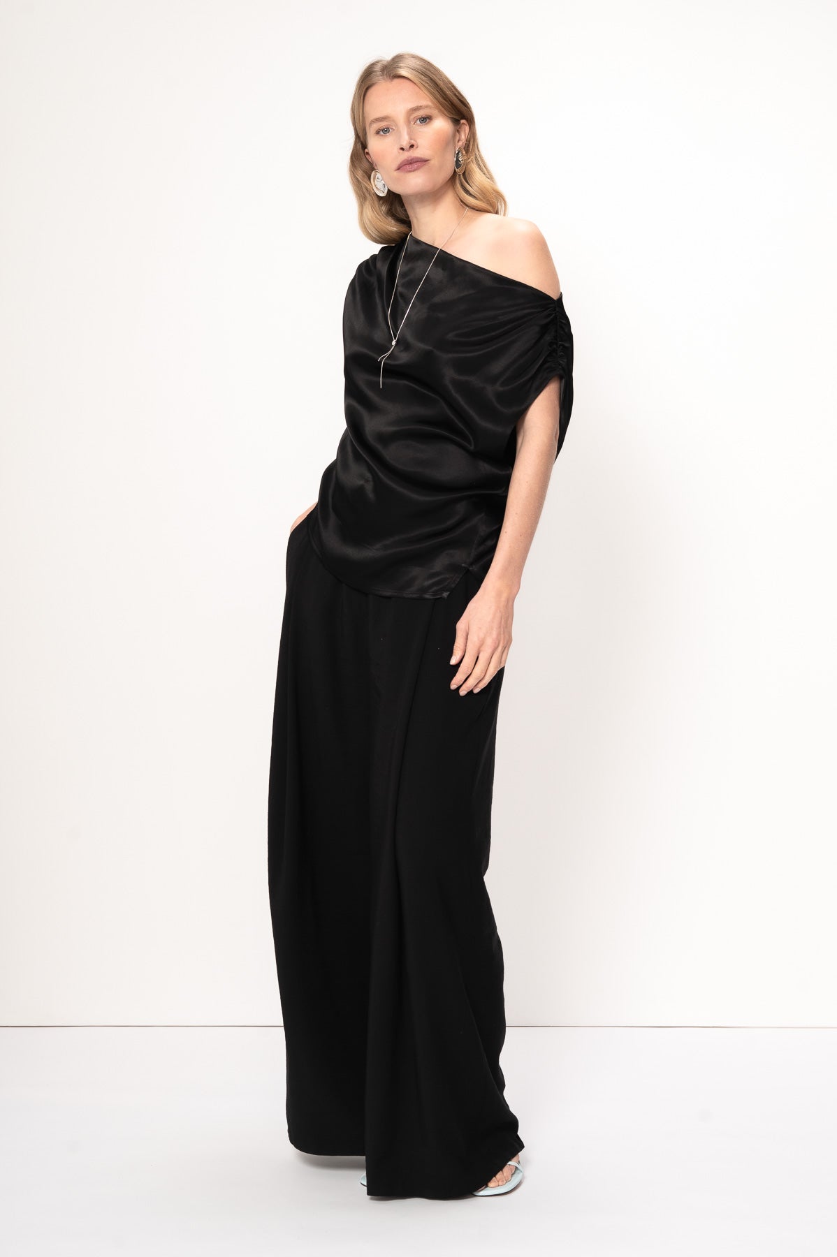 VIVEH Adhara top in Walnut – styled view