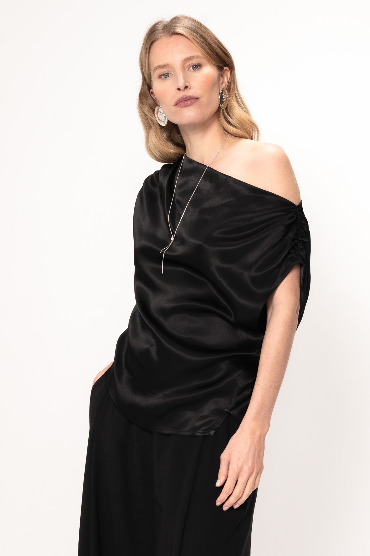 VIVEH Adhara top in Walnut – styled view