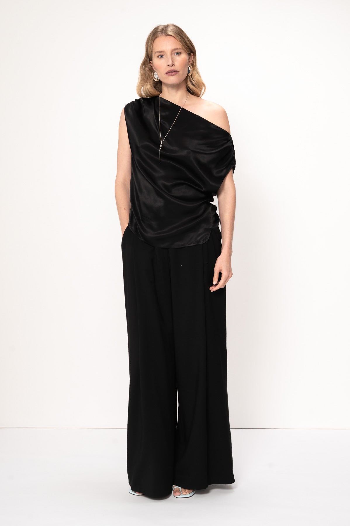 VIVEH Adhara top in Walnut – styled view