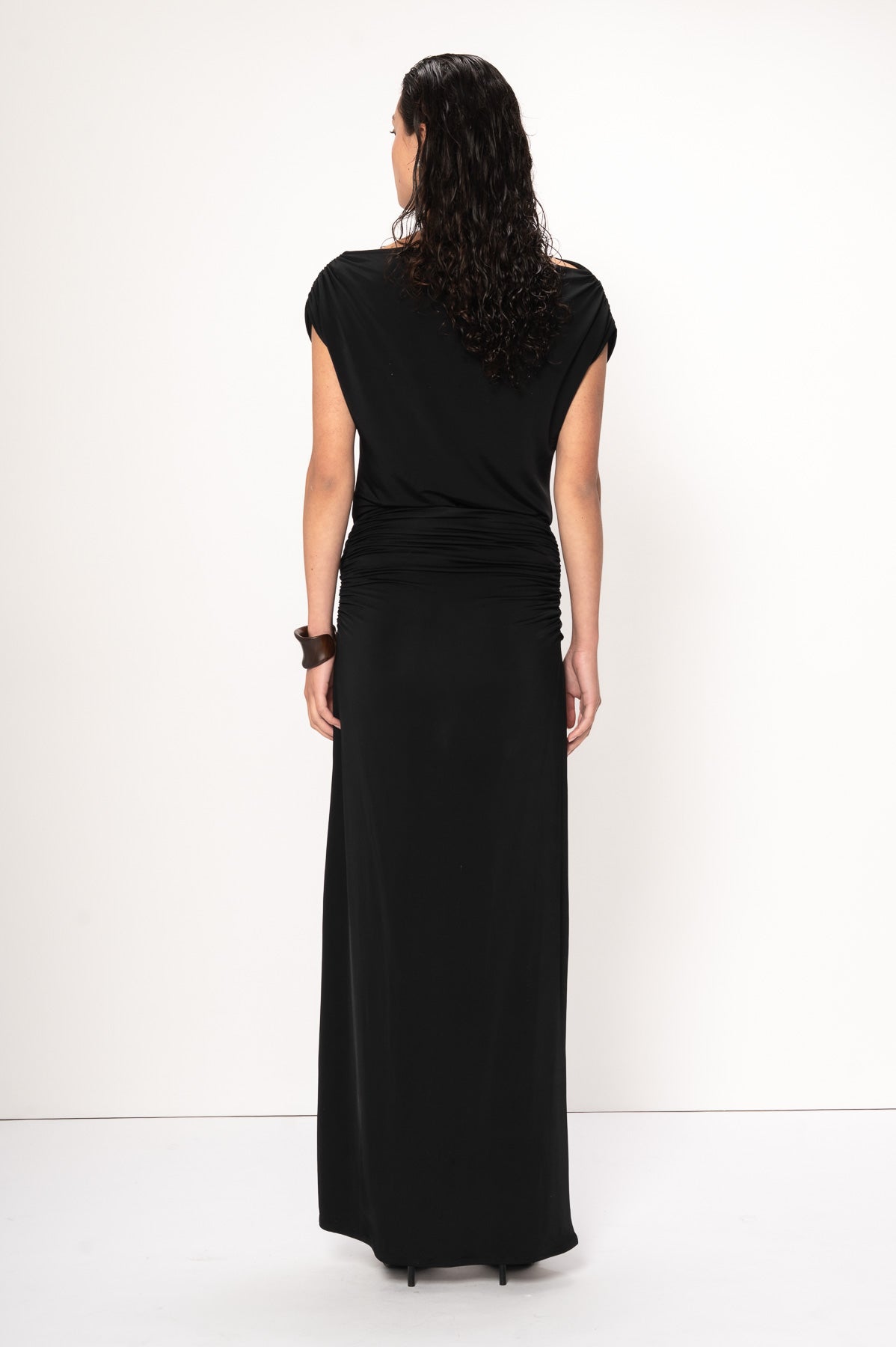VIVEH Clam skirt in Black – styled view