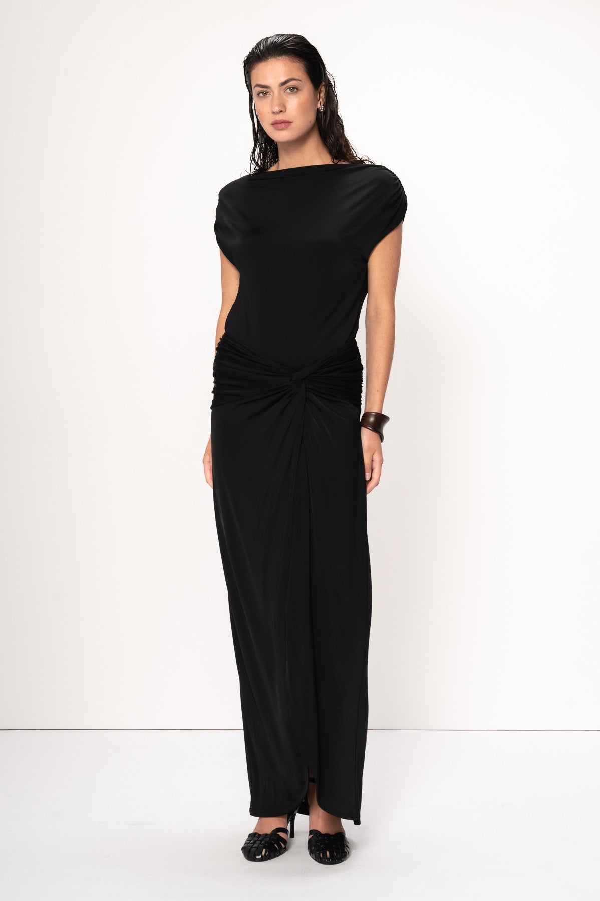 VIVEH Clam skirt in Black – styled view