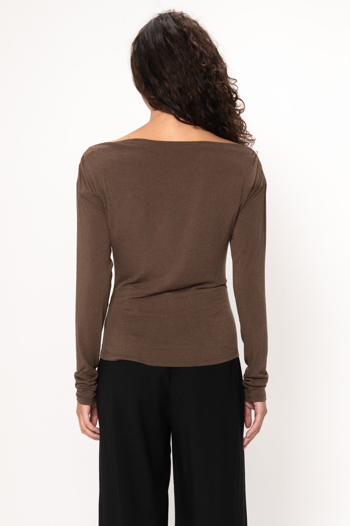 VIVEH Eris top in Black – detail view
