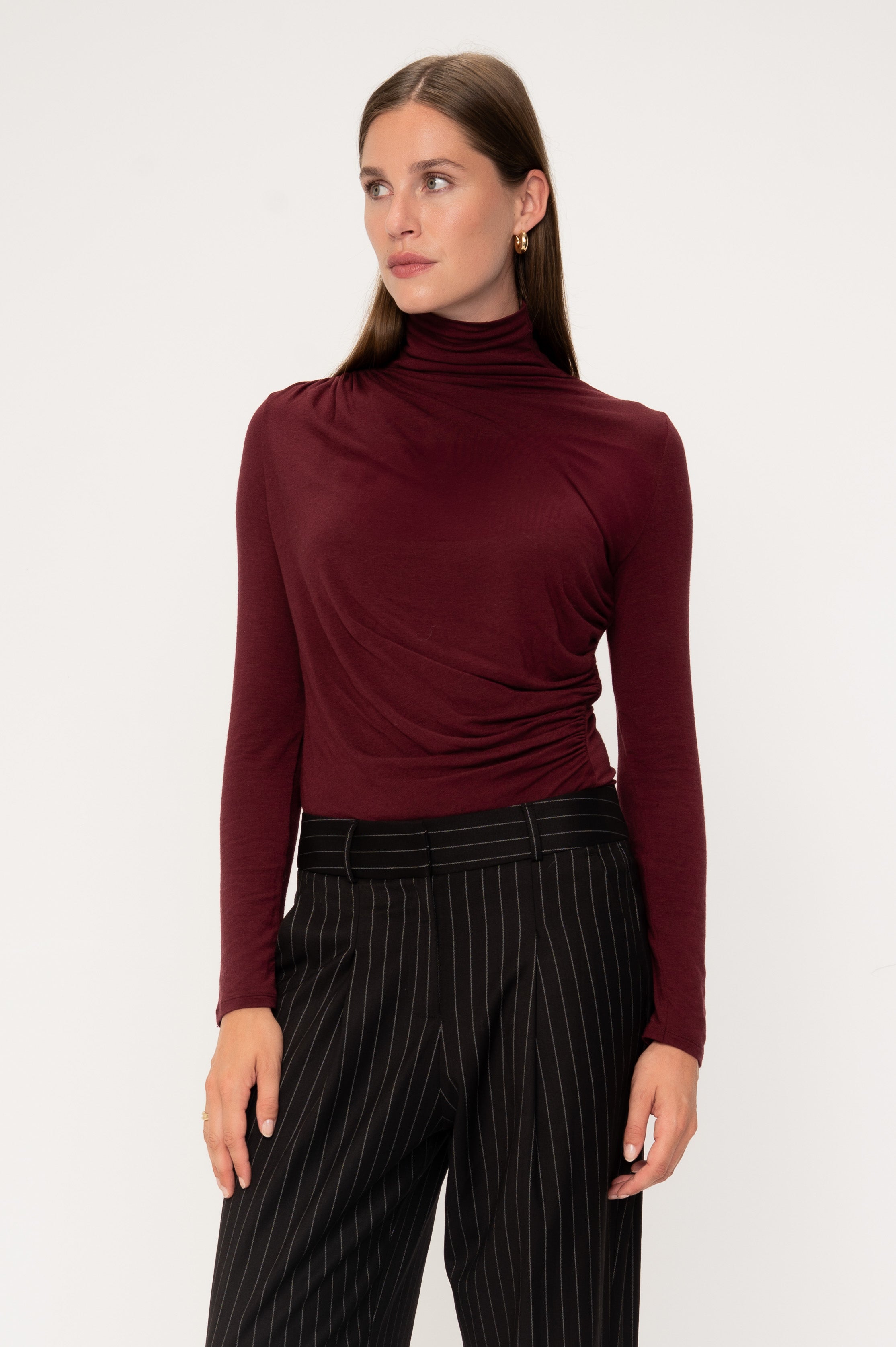 VIVEH Alcor top in Burgundy – front view