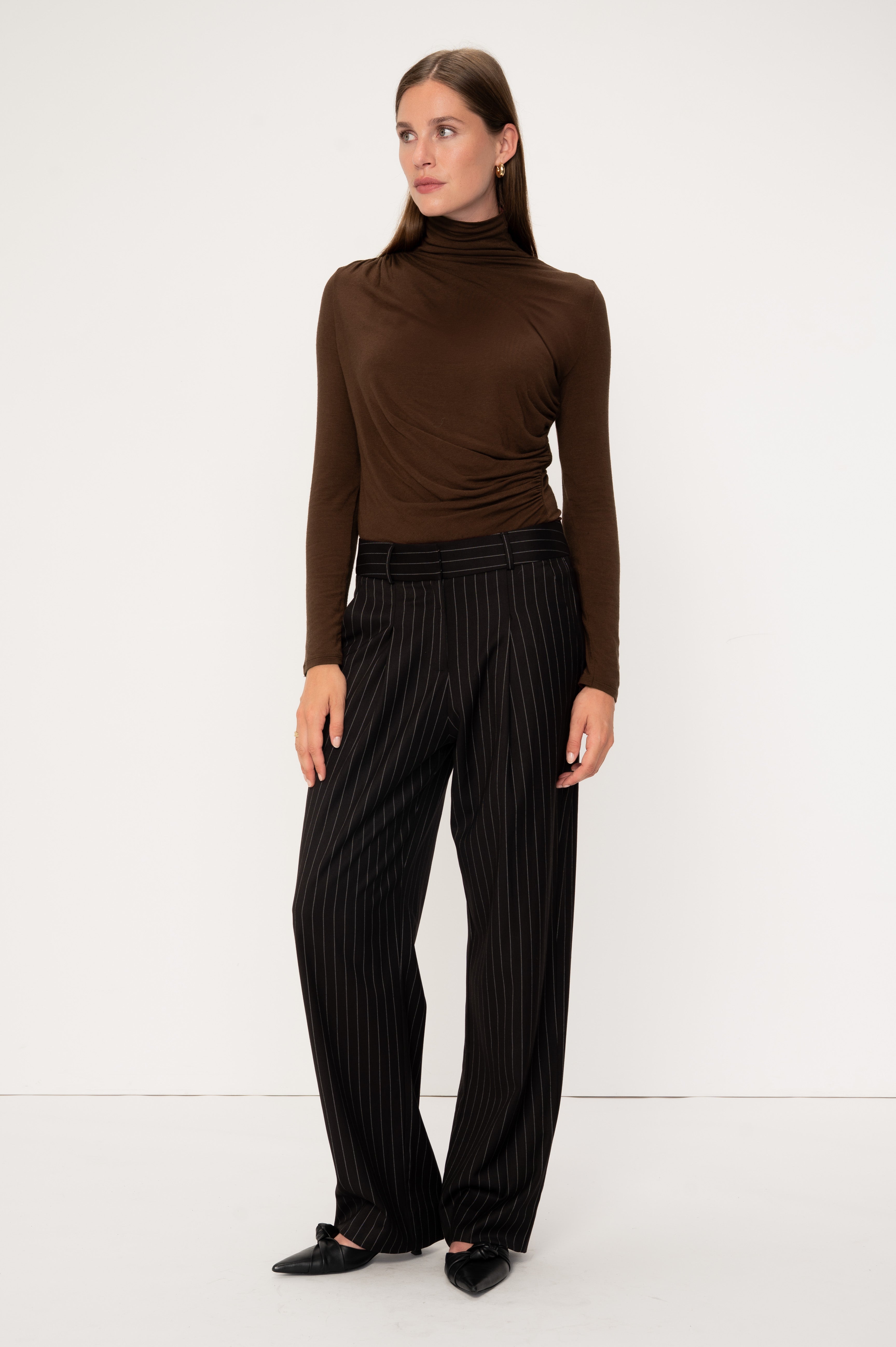 VIVEH Alcor top in Walnut – styled view