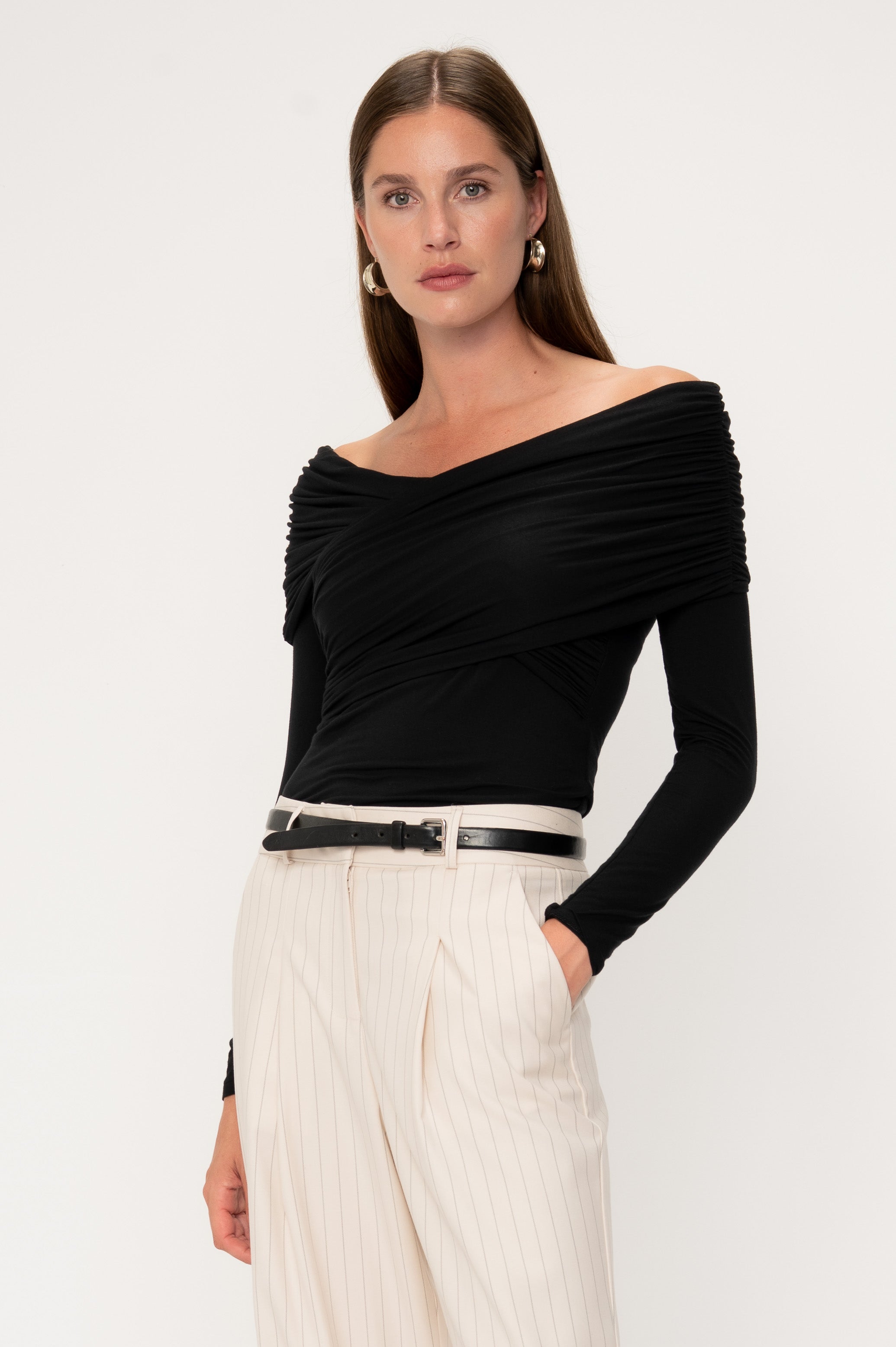 VIVEH Boxus top in Burgundy – styled view