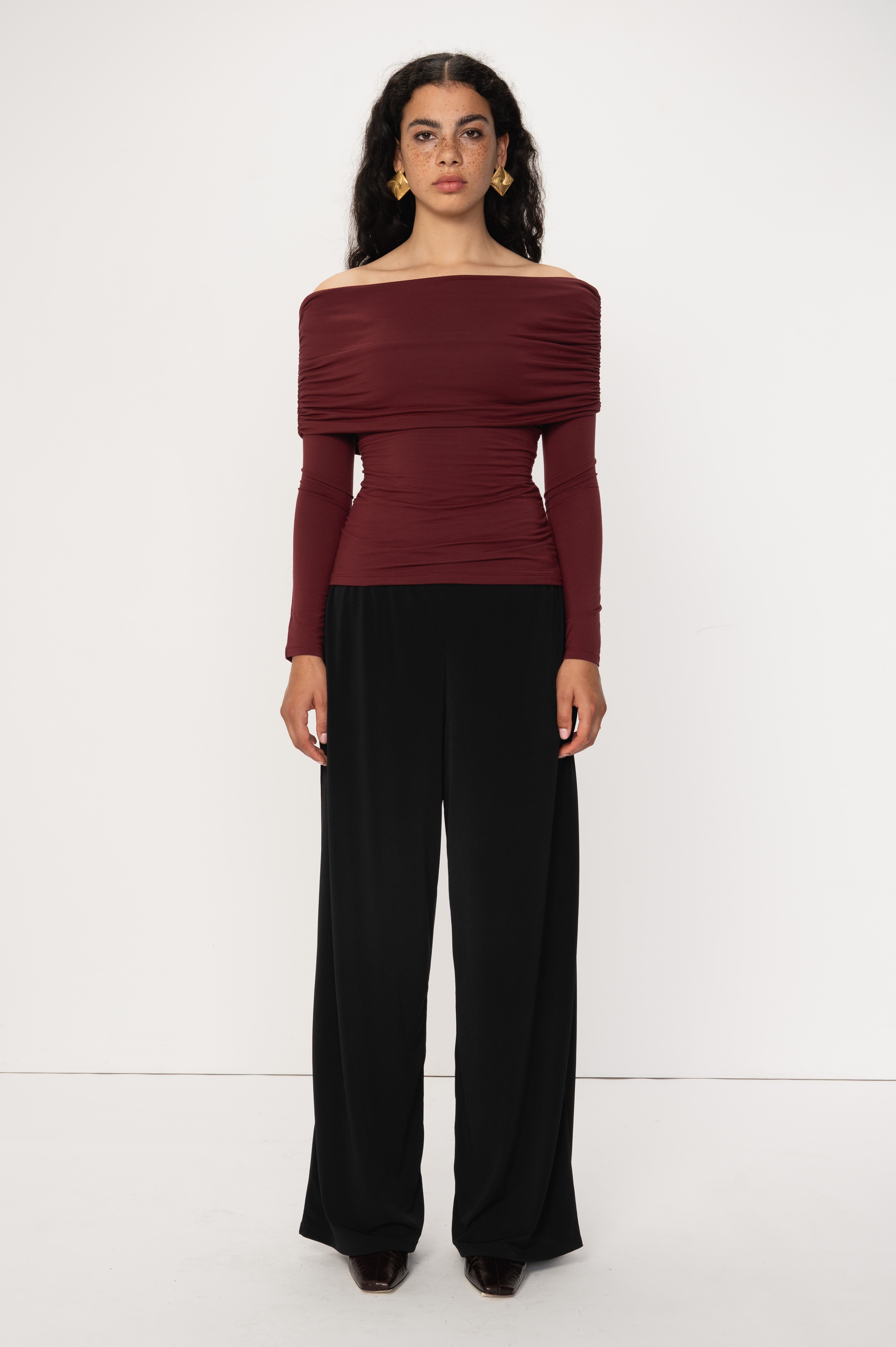 VIVEH Boxus top in Coconut Milk – long sleeve off‑shoulder top – front view