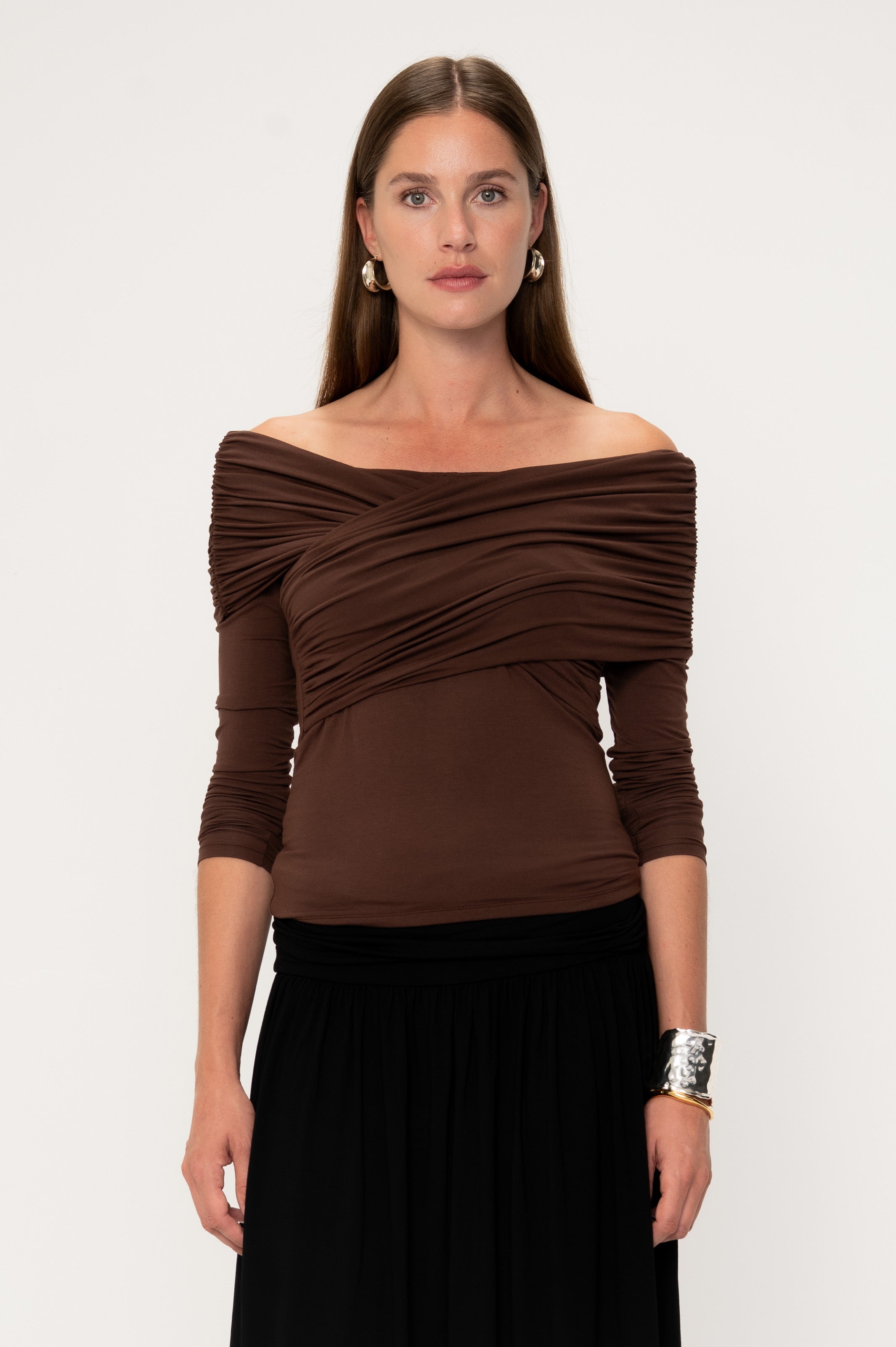 VIVEH Boxus top in Burgundy – styled view