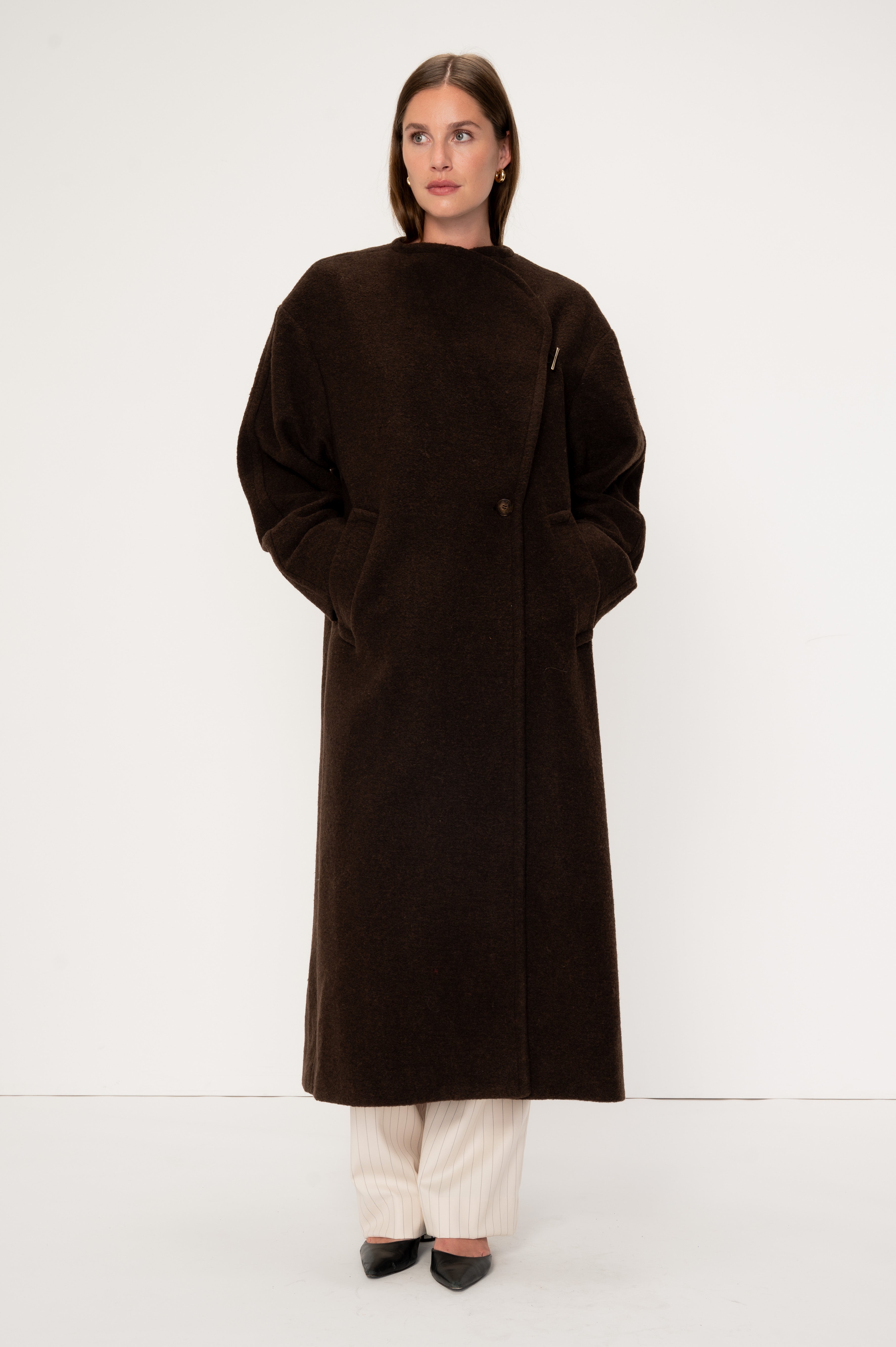 VIVEH Castor jacket in Deep Taupe – side view
