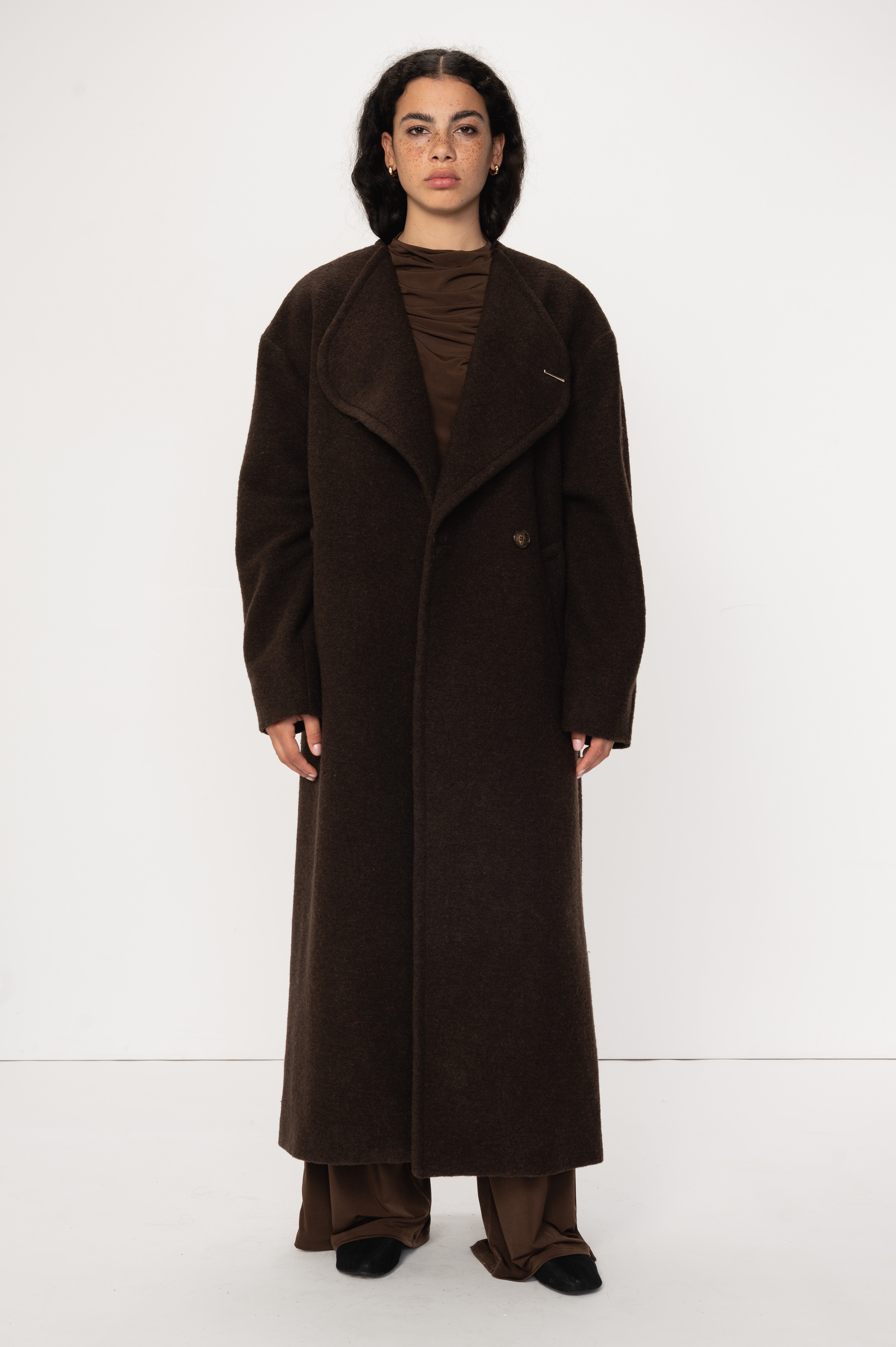 VIVEH Castor jacket in Deep Taupe – styled view