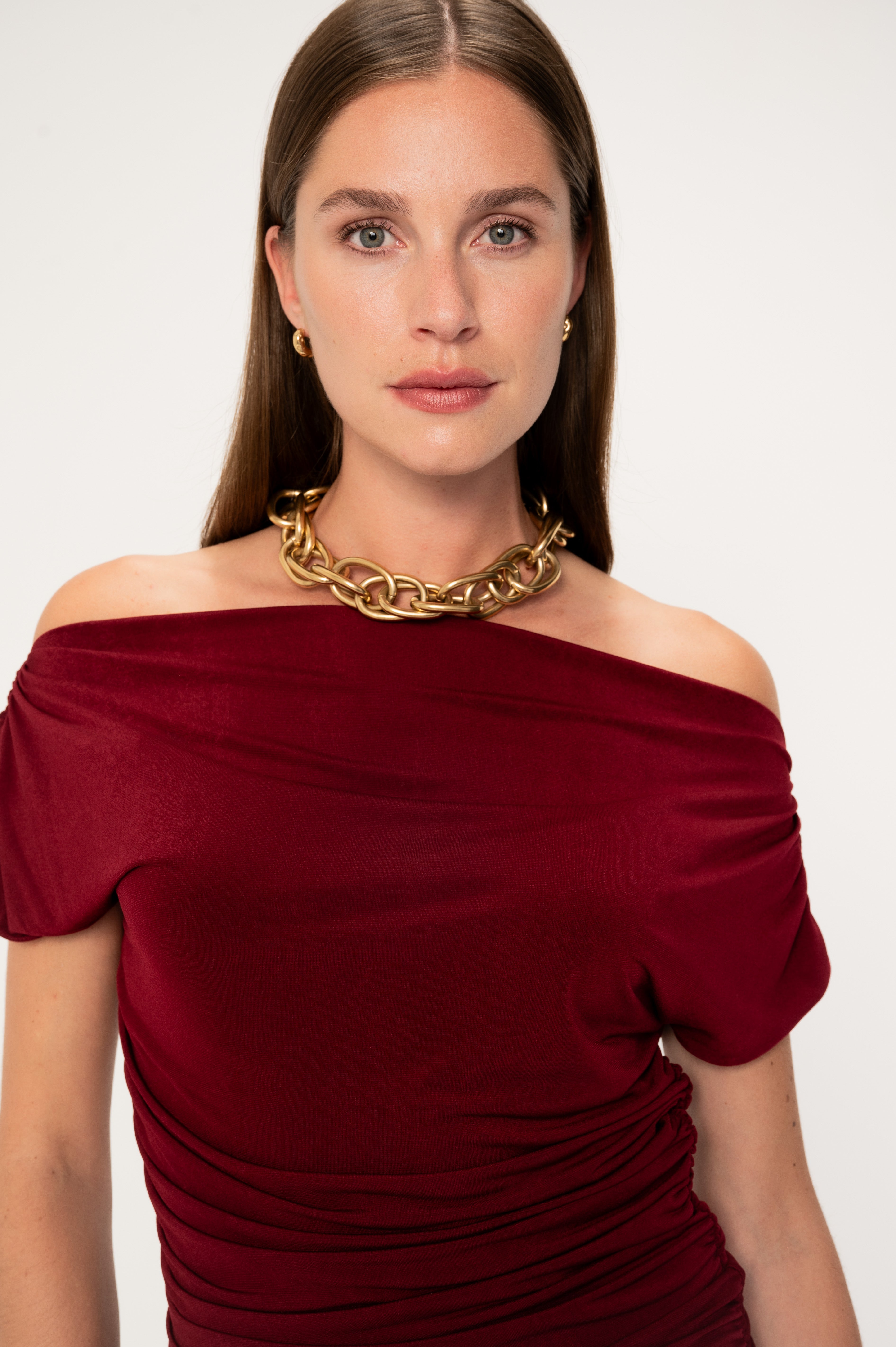 VIVEH Sana dress in Mulberry red – side view