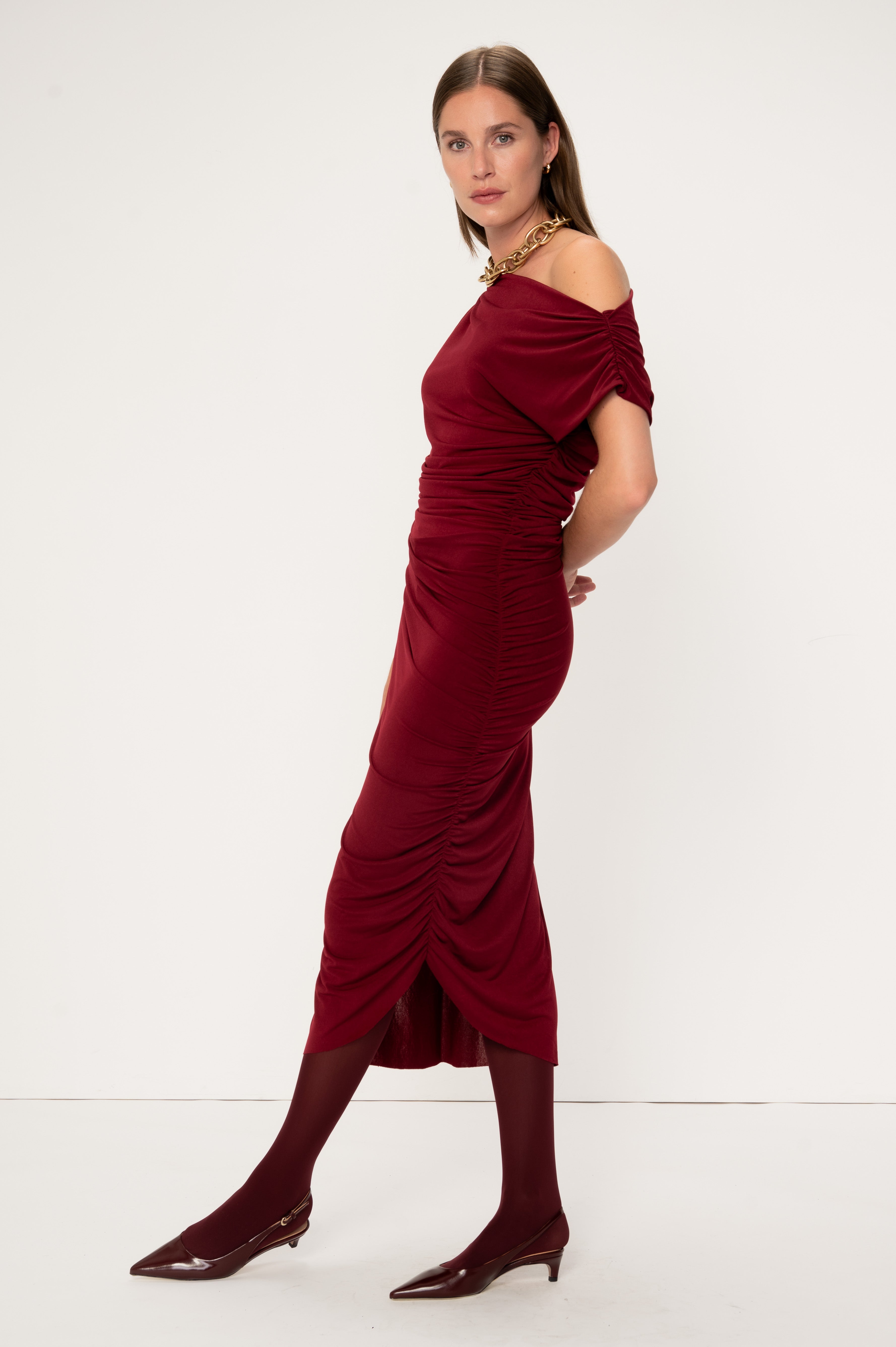 VIVEH Sana dress in Mulberry red – detail view