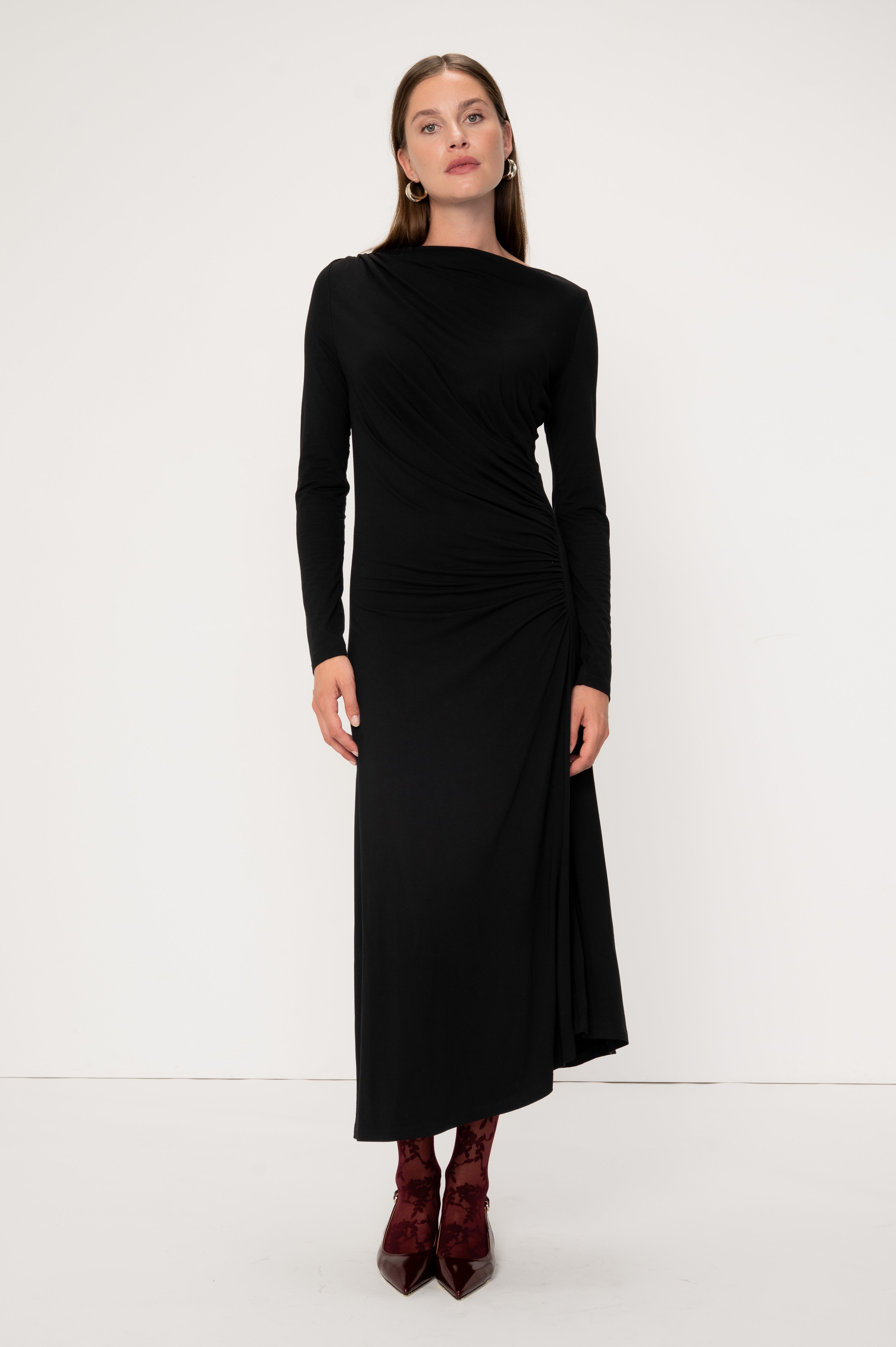 VIVEH Nashira dress in Black – '- midi dress with long sleeves with boat neckline – front view