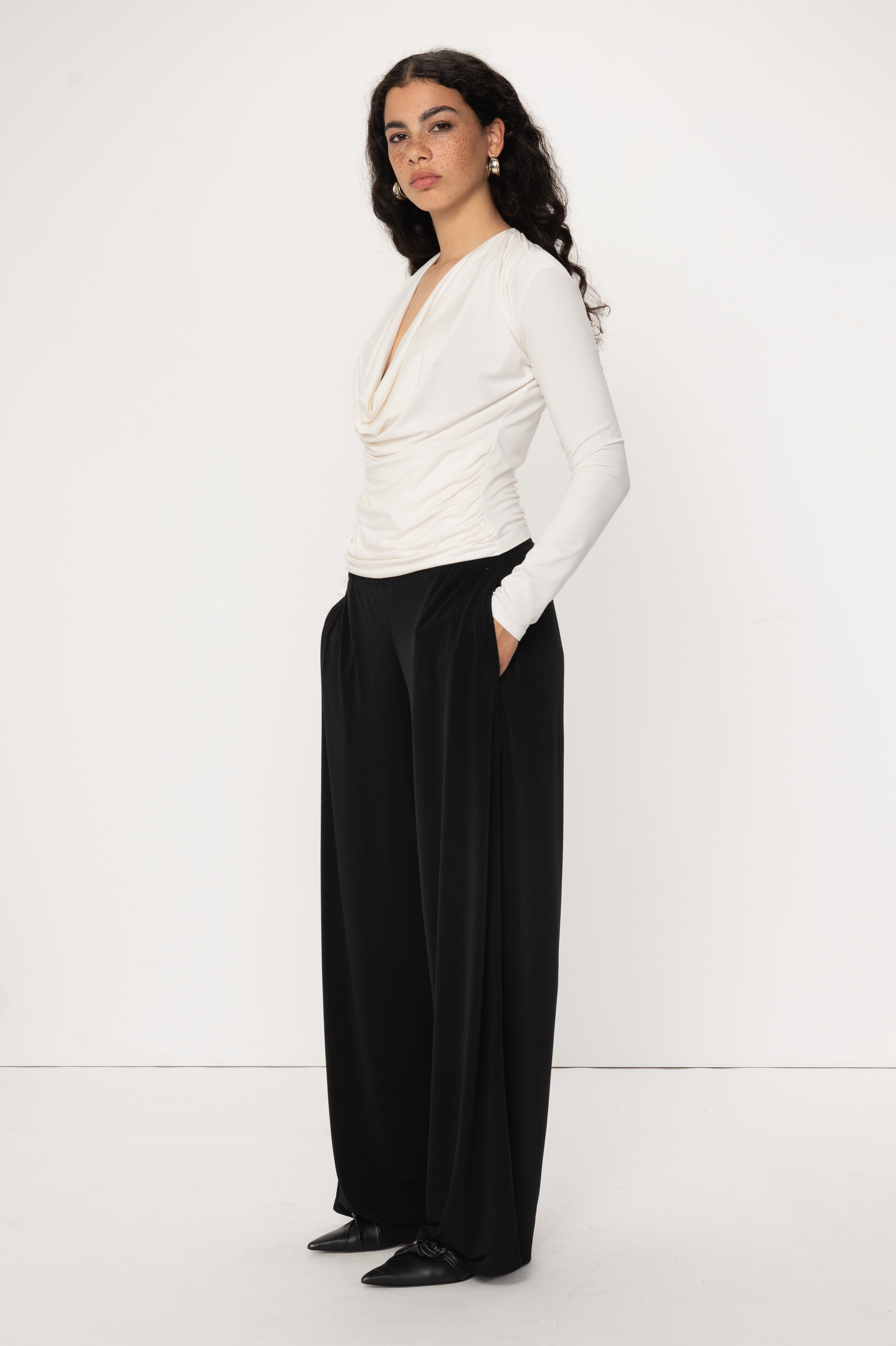 VIVEH Zyra trousers in Black – styled view