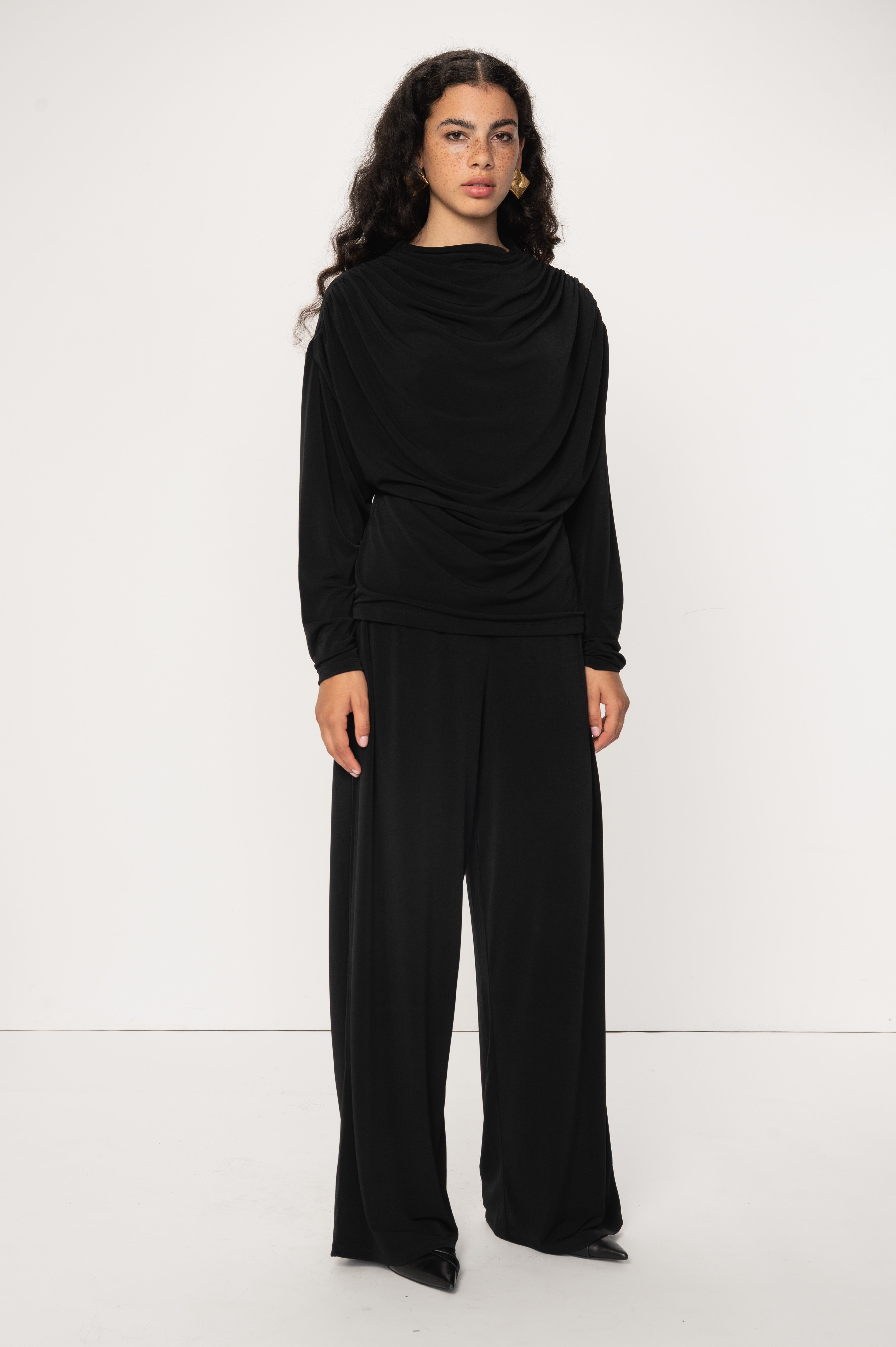 VIVEH Zyra trousers in Black – styled view