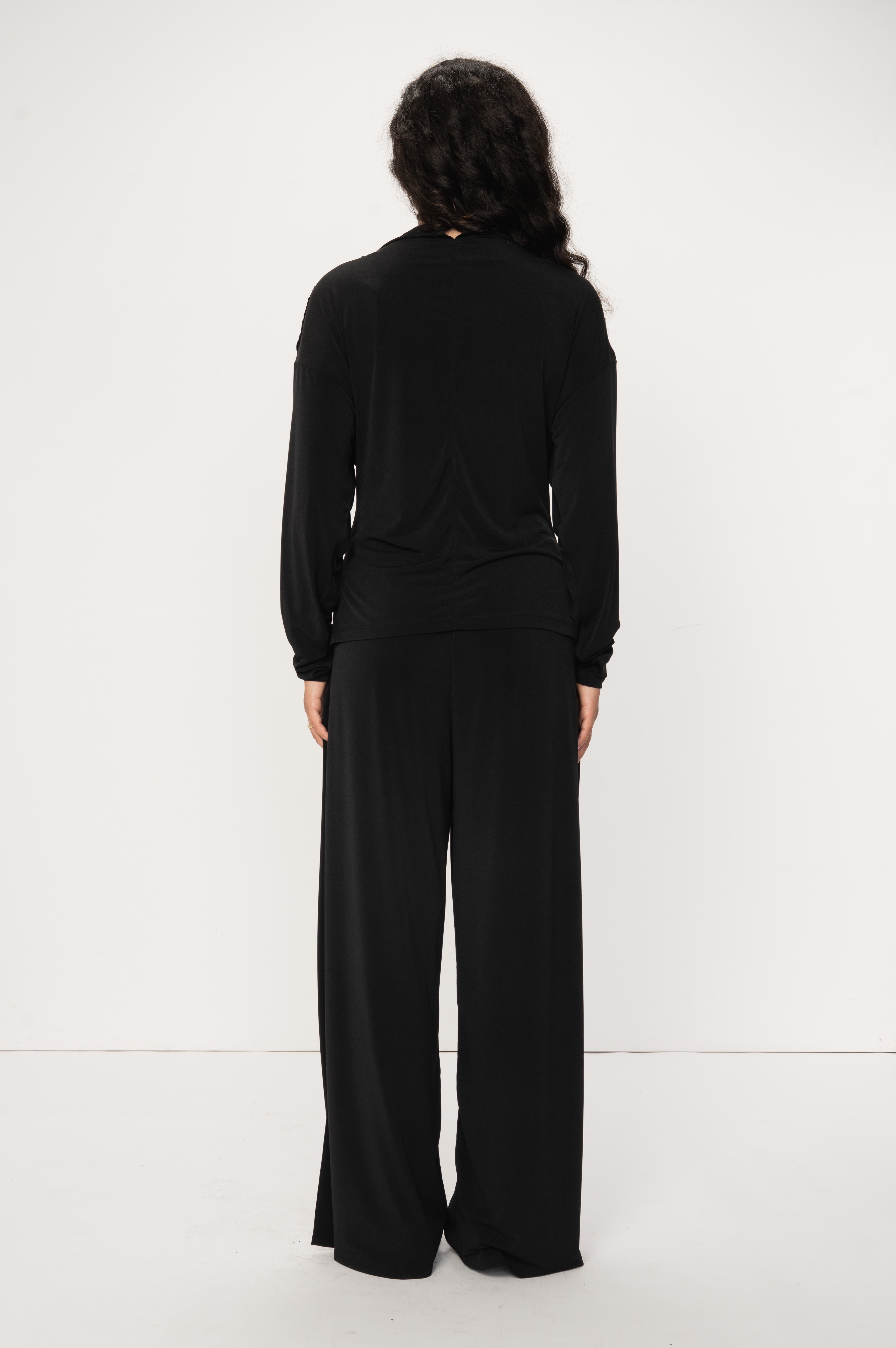 VIVEH Zyra trousers in Black – styled view