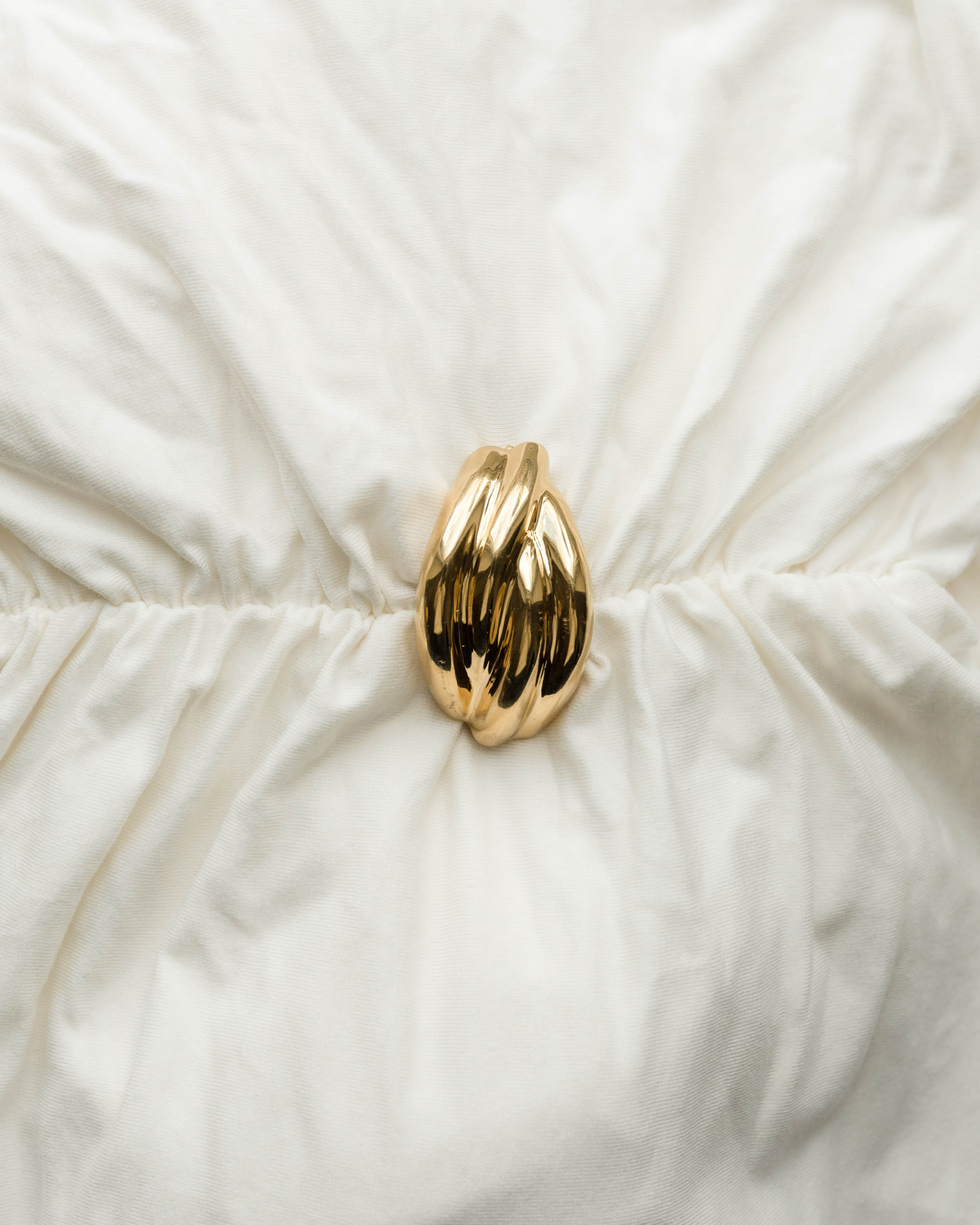 VIVEH Garment clip accessory in Gold – back view